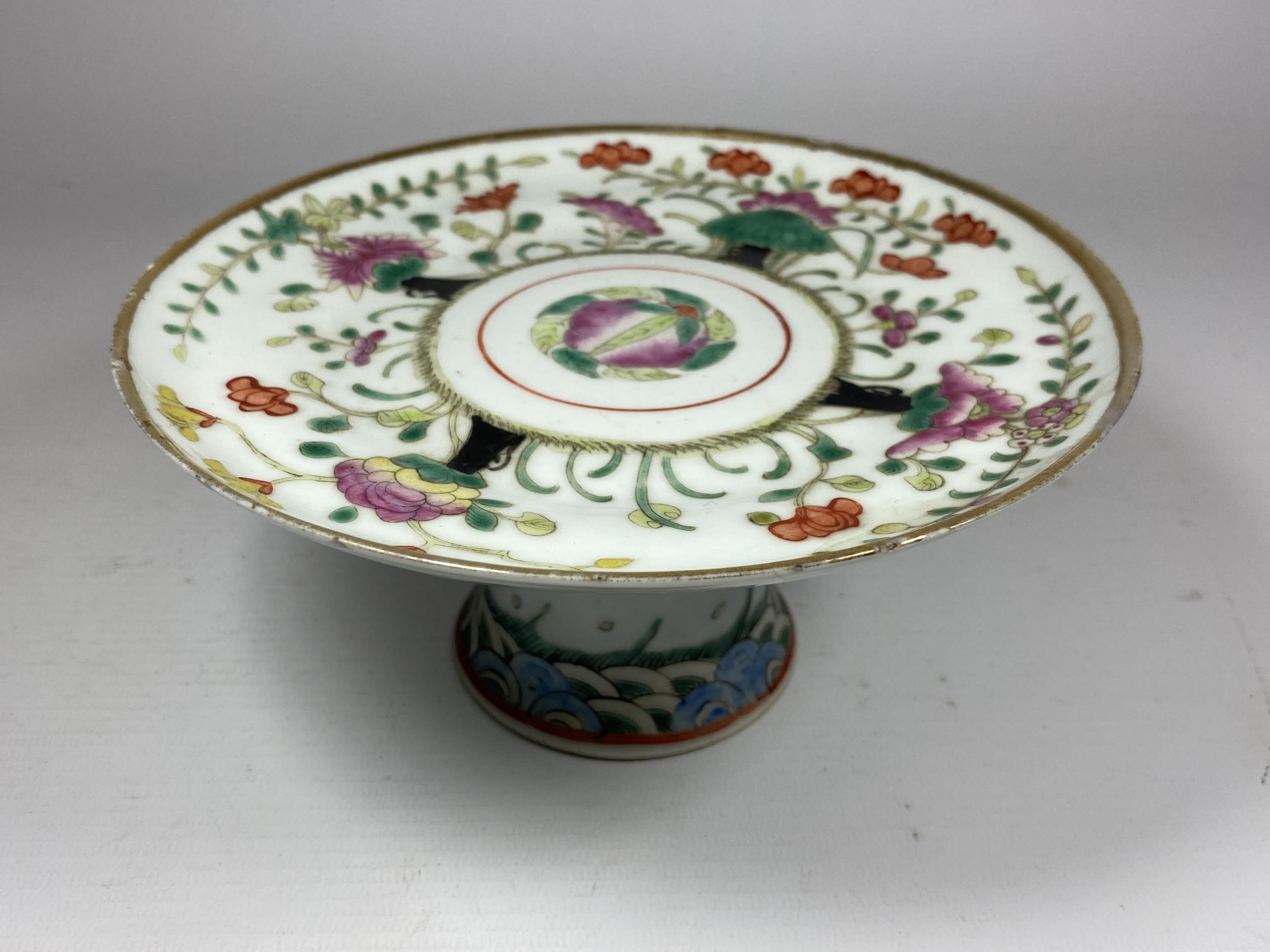 A CHINESE QING PORCELAIN TAZZA / PEDESTAL STAND WITH ENAMELLED FLORAL DESIGN, DIAMETER 18CM (A/F)