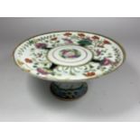 A CHINESE QING PORCELAIN TAZZA / PEDESTAL STAND WITH ENAMELLED FLORAL DESIGN, DIAMETER 18CM (A/F)