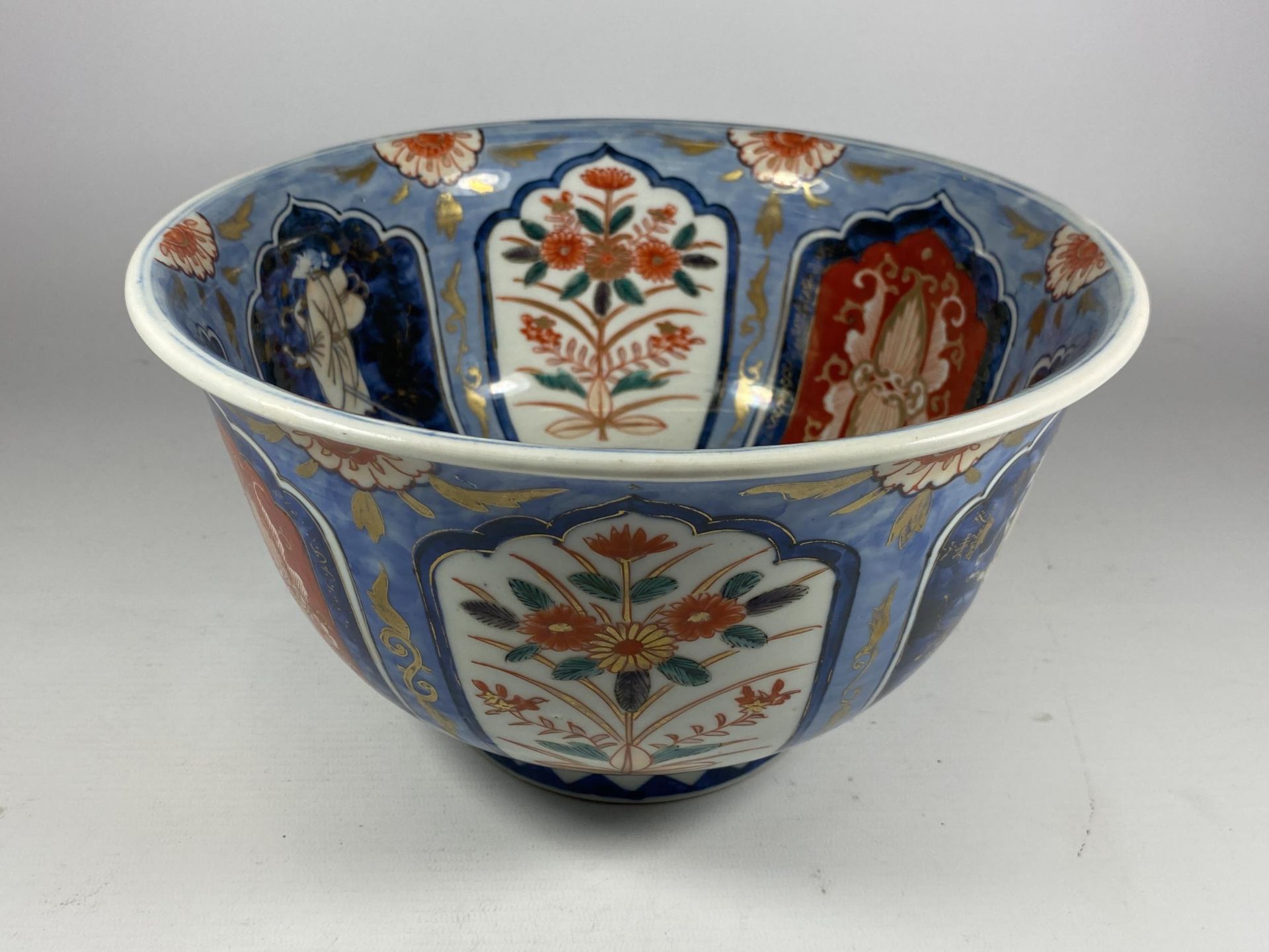 A LARGE JAPANESE MEIJI PERIOD (1868-1912) IMARI BOWL WITH SIX CHARACTER MARK TO BASE, DIAMETER 25.