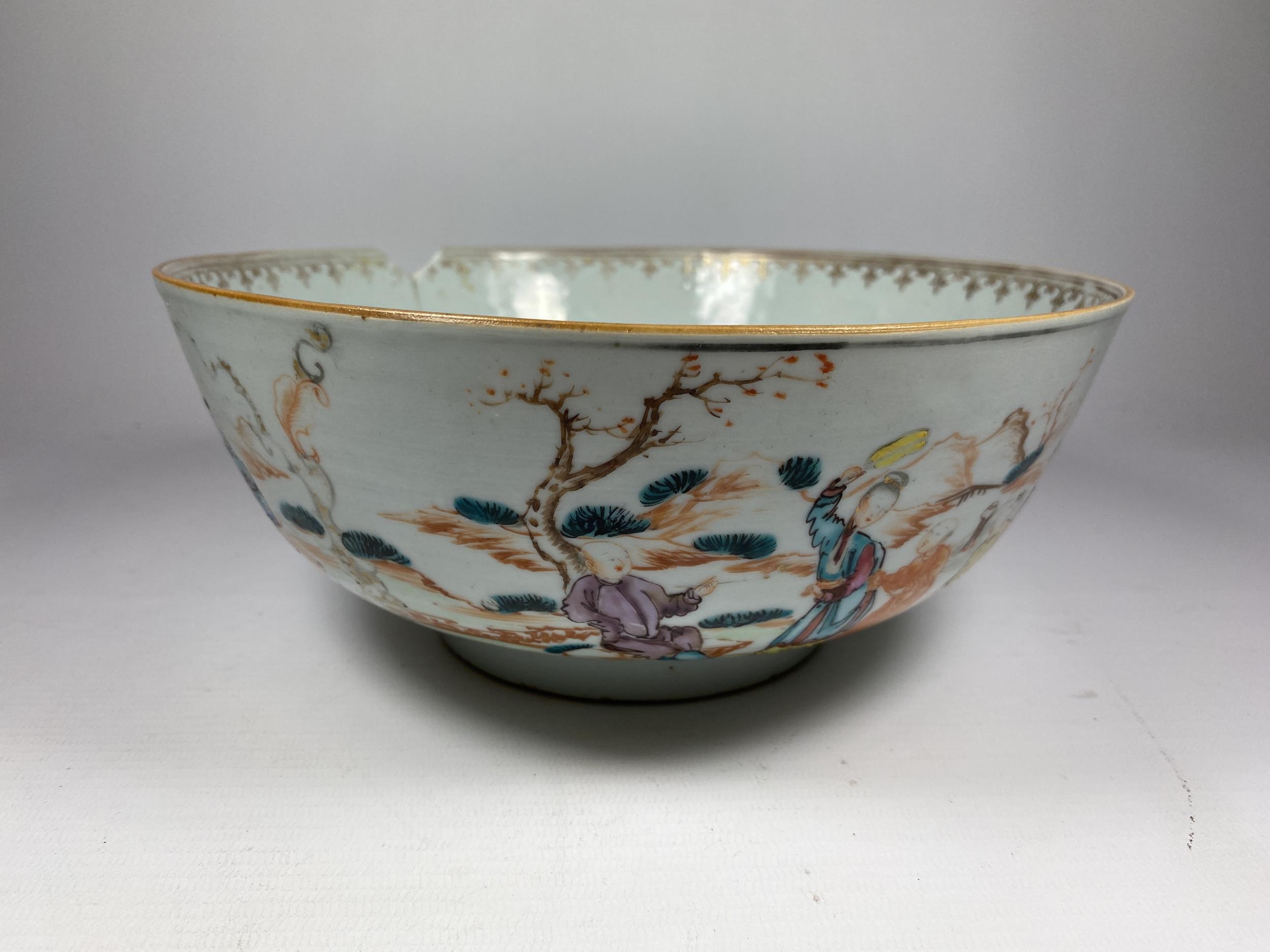 A LATE 18TH CENTURY CHINESE PORCELAIN PUNCH / FRUIT BOWL DEPICTING FIGURES, DIAMETER 23CM (A/F)
