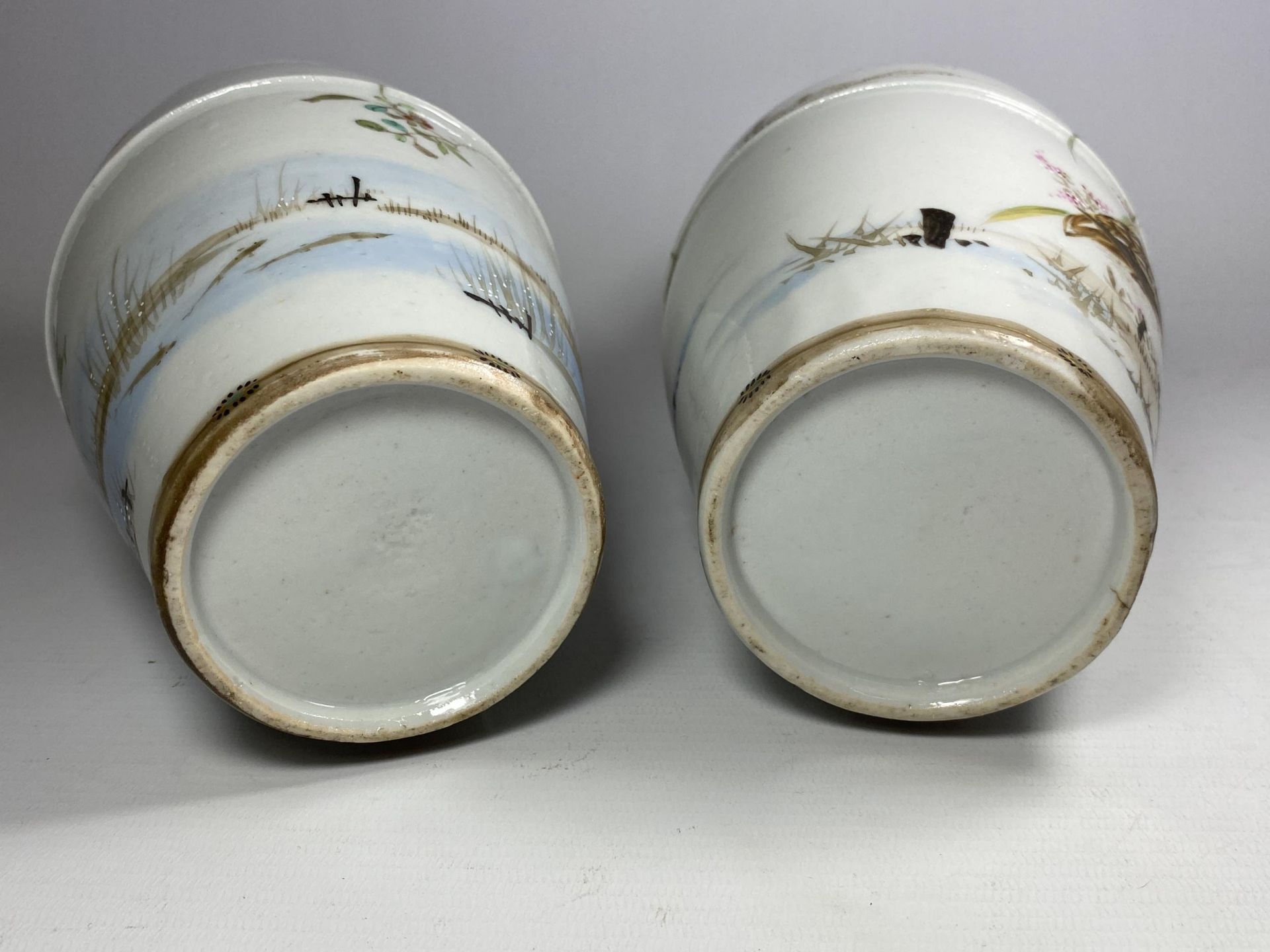 A PAIR OF JAPANESE EGGSHELL VASES WITH BIRD AND FLORAL DESIGN, UNMARKED TO BASE, HEIGHT 25CM - Image 4 of 4