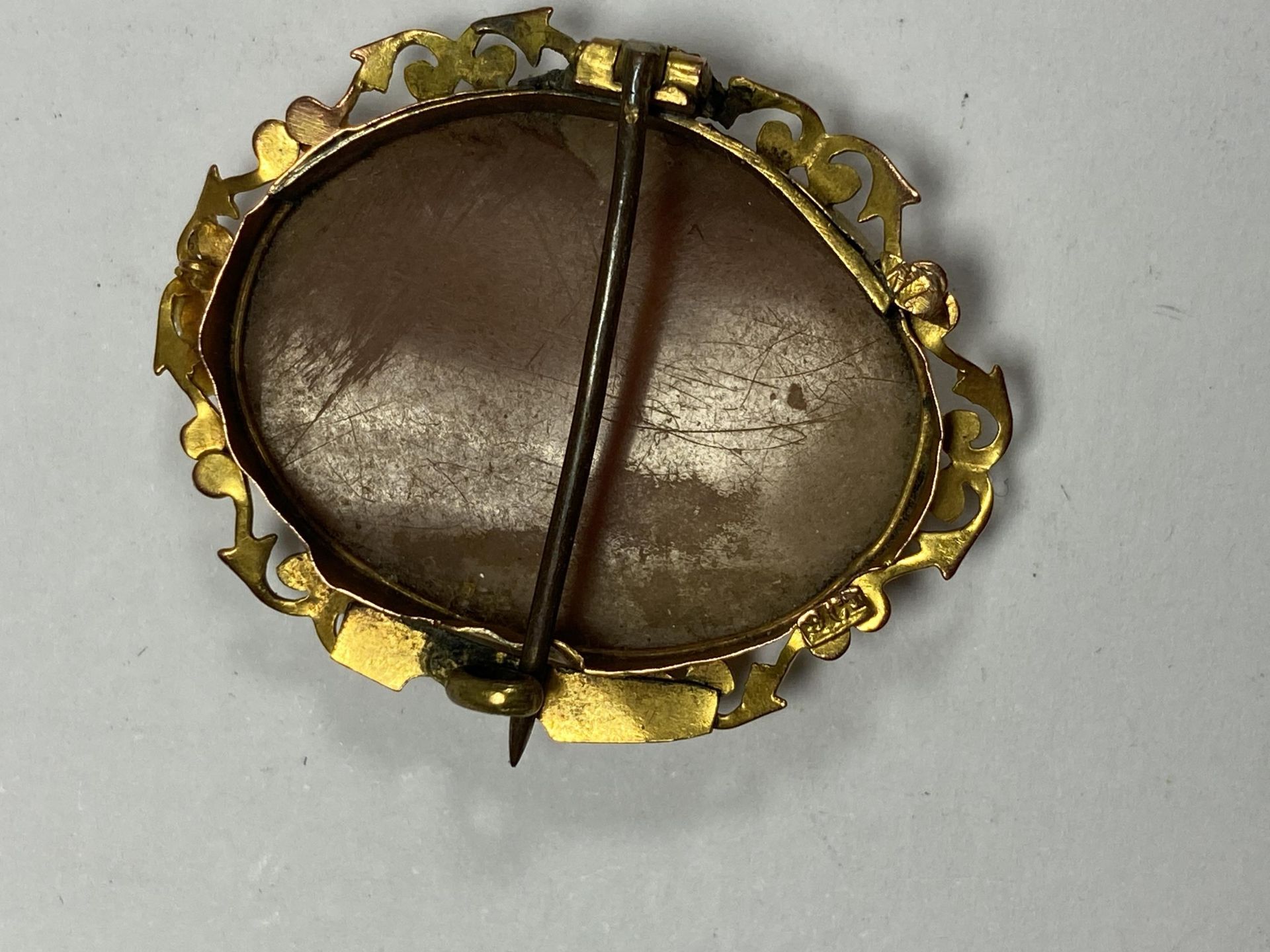 A 9CT GOLD MOUNTED CAMEO BROOCH - Image 2 of 3