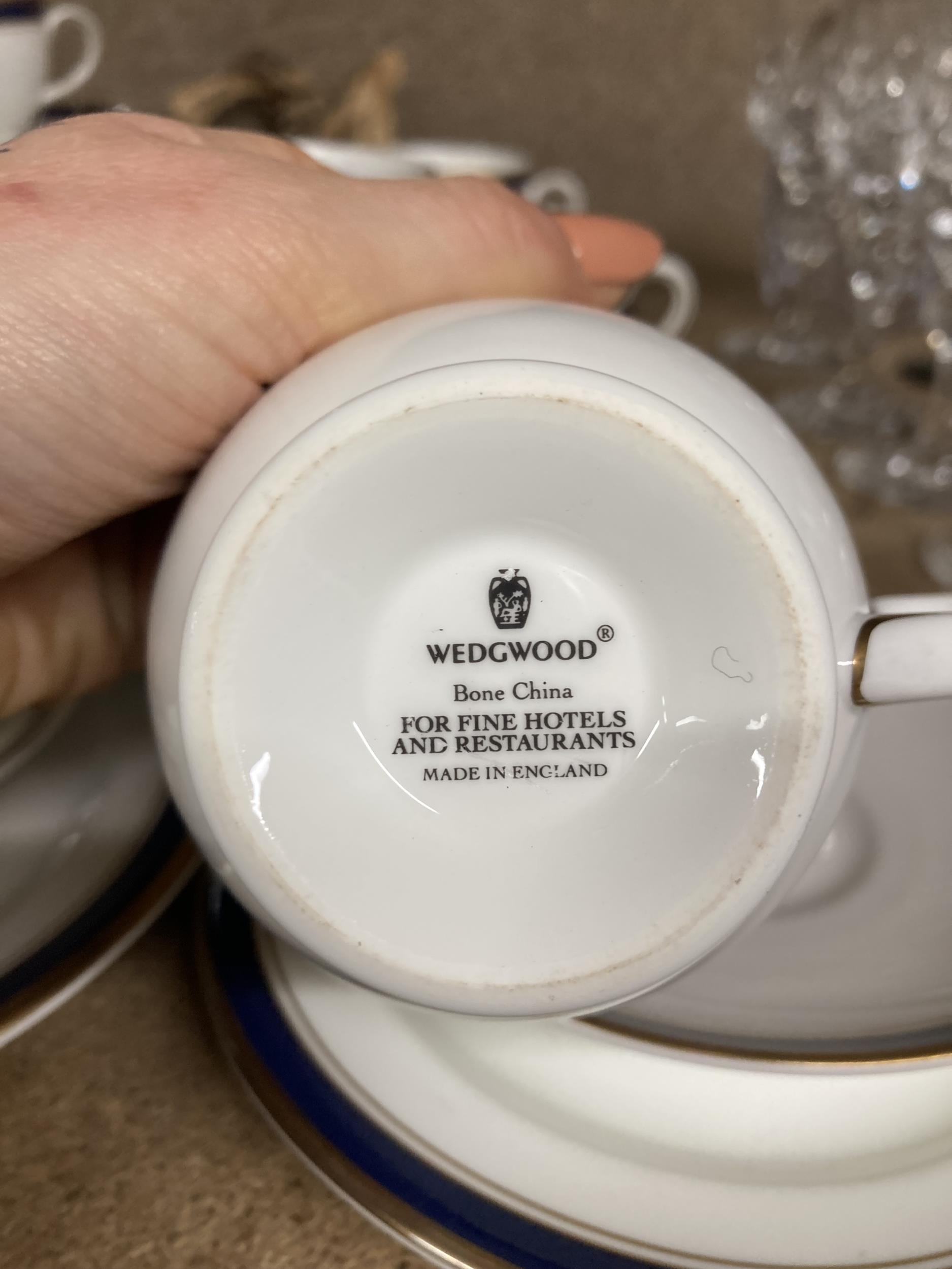 A QUANTITY OF WEDGWOOD CUPS AND SAUCERS TO INCLUDE KINGSBRIDGE - Image 4 of 5