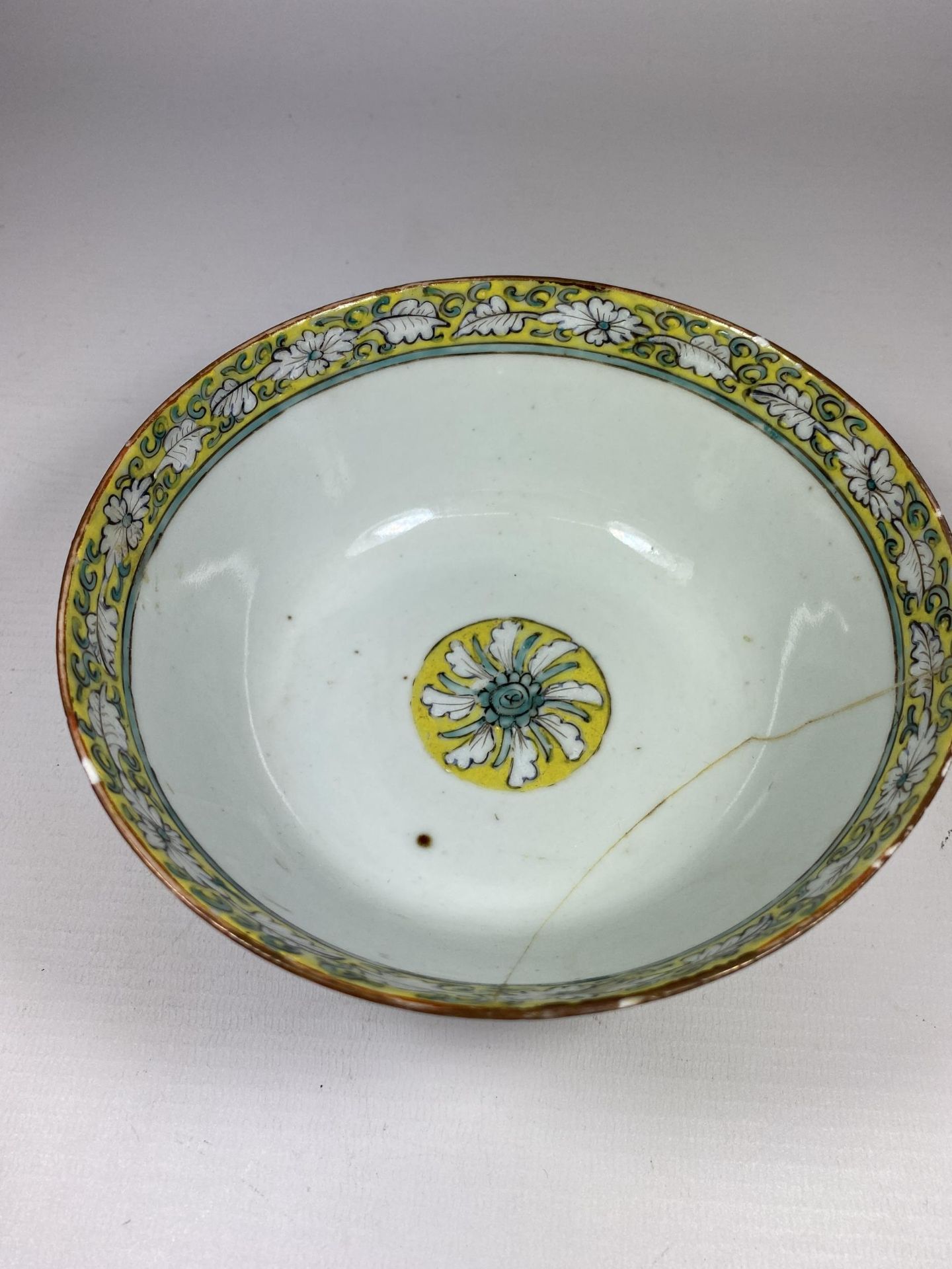 A 19TH CENTURY CHINESE EXPORT FAMILLE JAUNE PORCELAIN BOWL WITH ENAMELLED FLORAL DESIGN, UNMARKED TO - Image 5 of 9