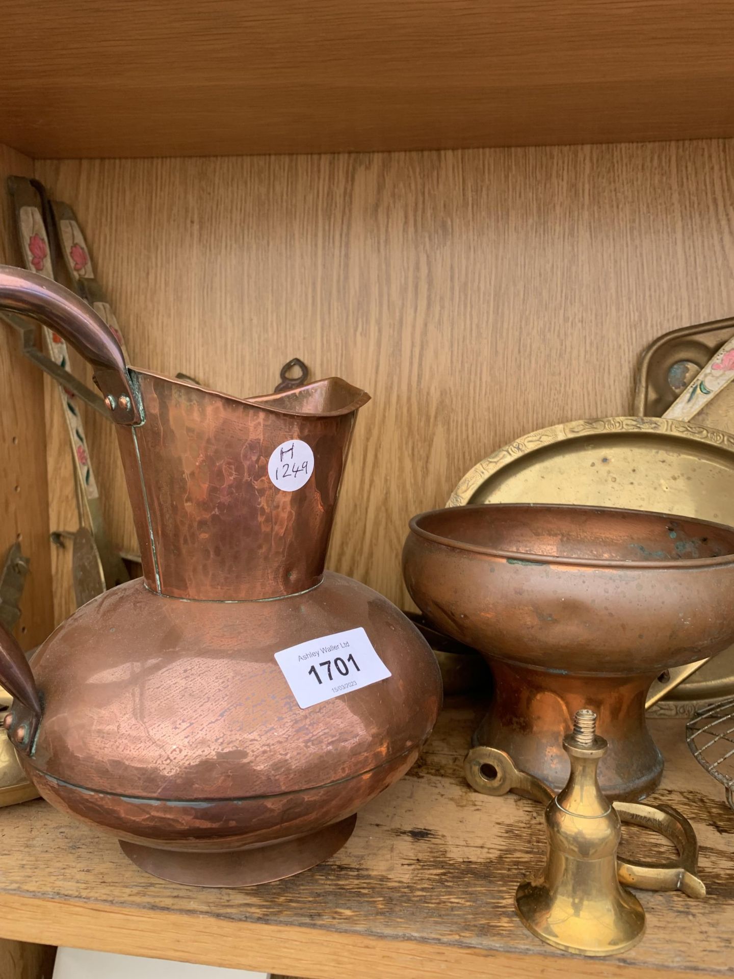 AN ASSORTMENT OF BRASS AND COPPER WARE TO INCLUDE A JUG, GOBLETS AND TRAYS ETC - Image 3 of 4