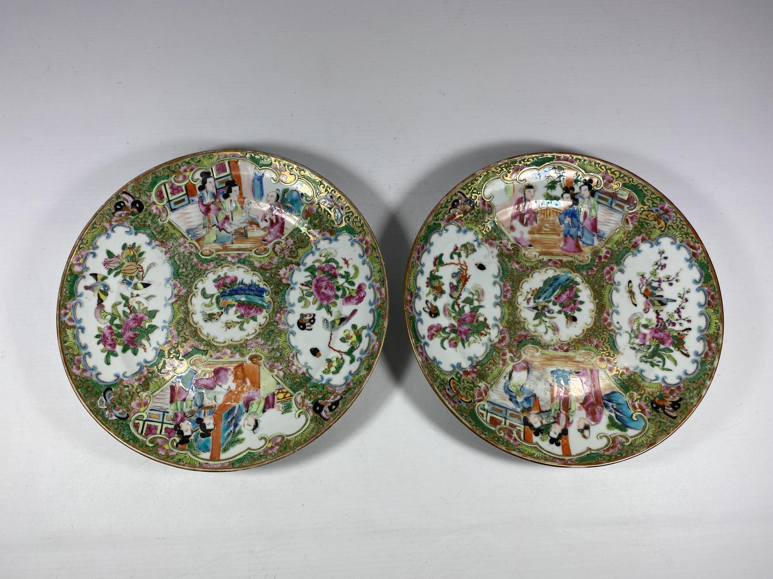 A PAIR OF 19TH CENTURY CHINESE CANTON FAMILLE ROSE MEDALLION PLATES, DIAMETER 20CM