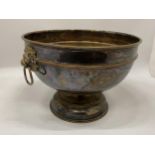 A VINTAGE SILVER PLATED PUNCH BOWL WITH LION HANDLE DESIGN, DIAMETER 26CM