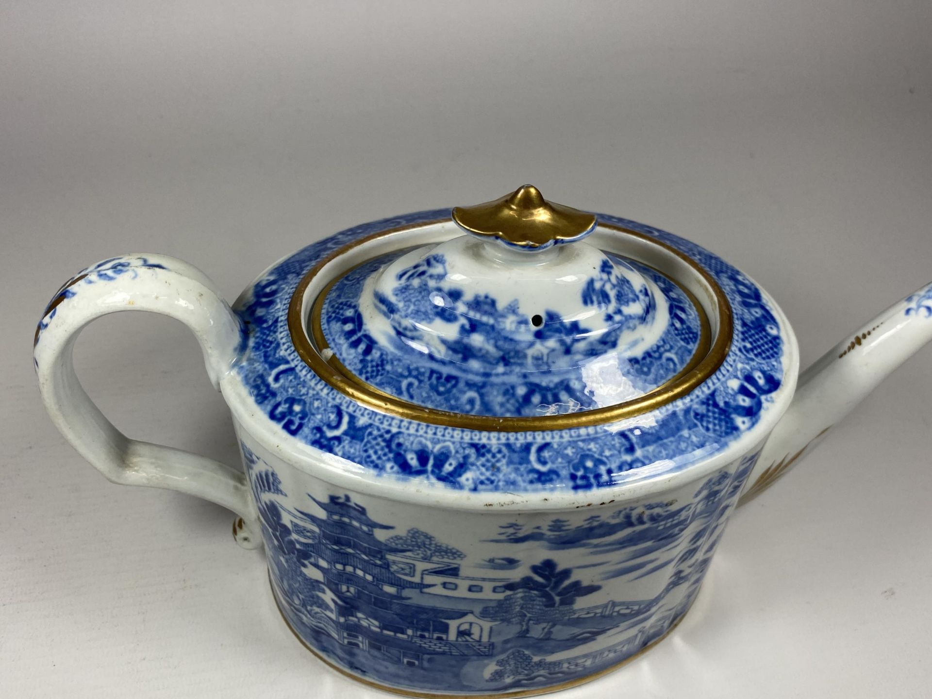 A CHINESE QING BLUE & WHITE EXPORT PORCELAIN TEAPOT WITH PAGODA DESIGN, HEIGHT 15CM - Image 2 of 6