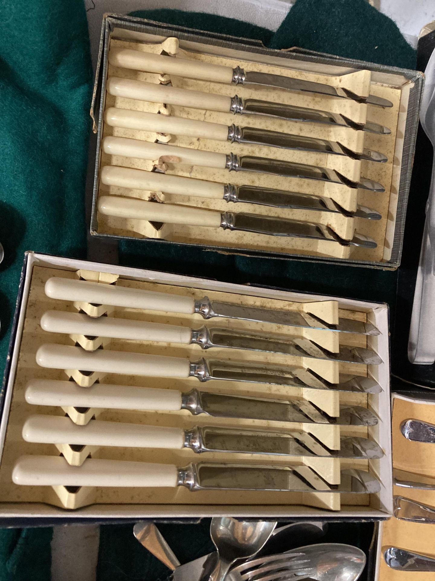 A LARGE AMOUNT OF VINTAGE BOXED AND UNBOXED FLATWARE TO INCLUDE KNIVES, FORKS, SPOONS, ETC - Image 2 of 2