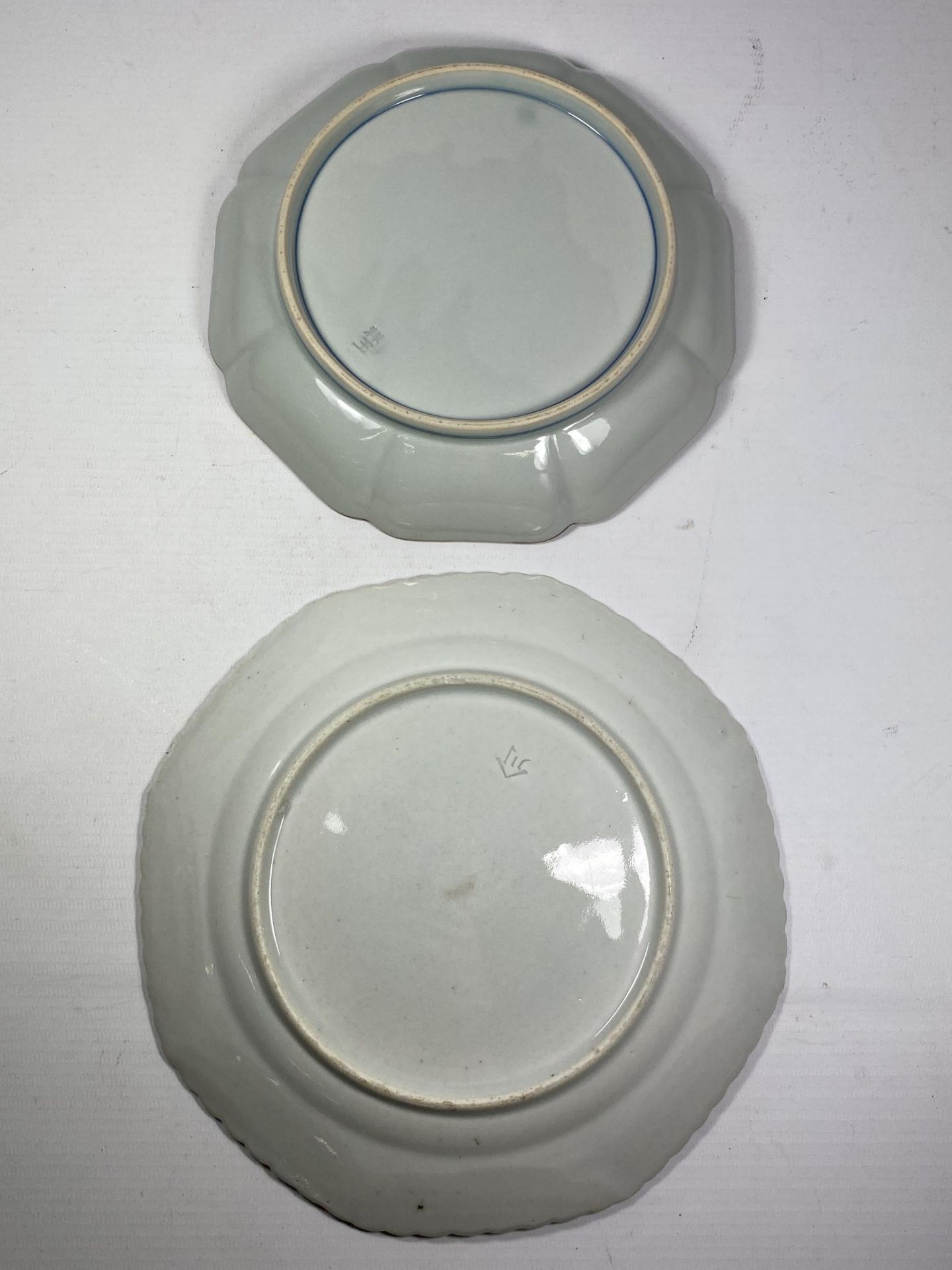 TWO JAPANESE BLUE AND WHITE PLATES, BOTH HAVING IMPRESSED MARKS TO BASE, LARGEST 21CM - Image 3 of 4