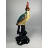 A CHINESE POTTERY MODEL OF A COCKATOO, HEIGHT 36.5CM
