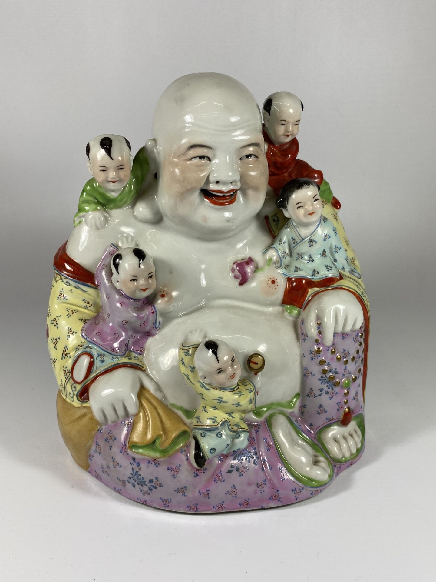 A CHINESE STONEWARE MODEL OF A BUDDHA WITH CHILDREN, HEIGHT 22CM