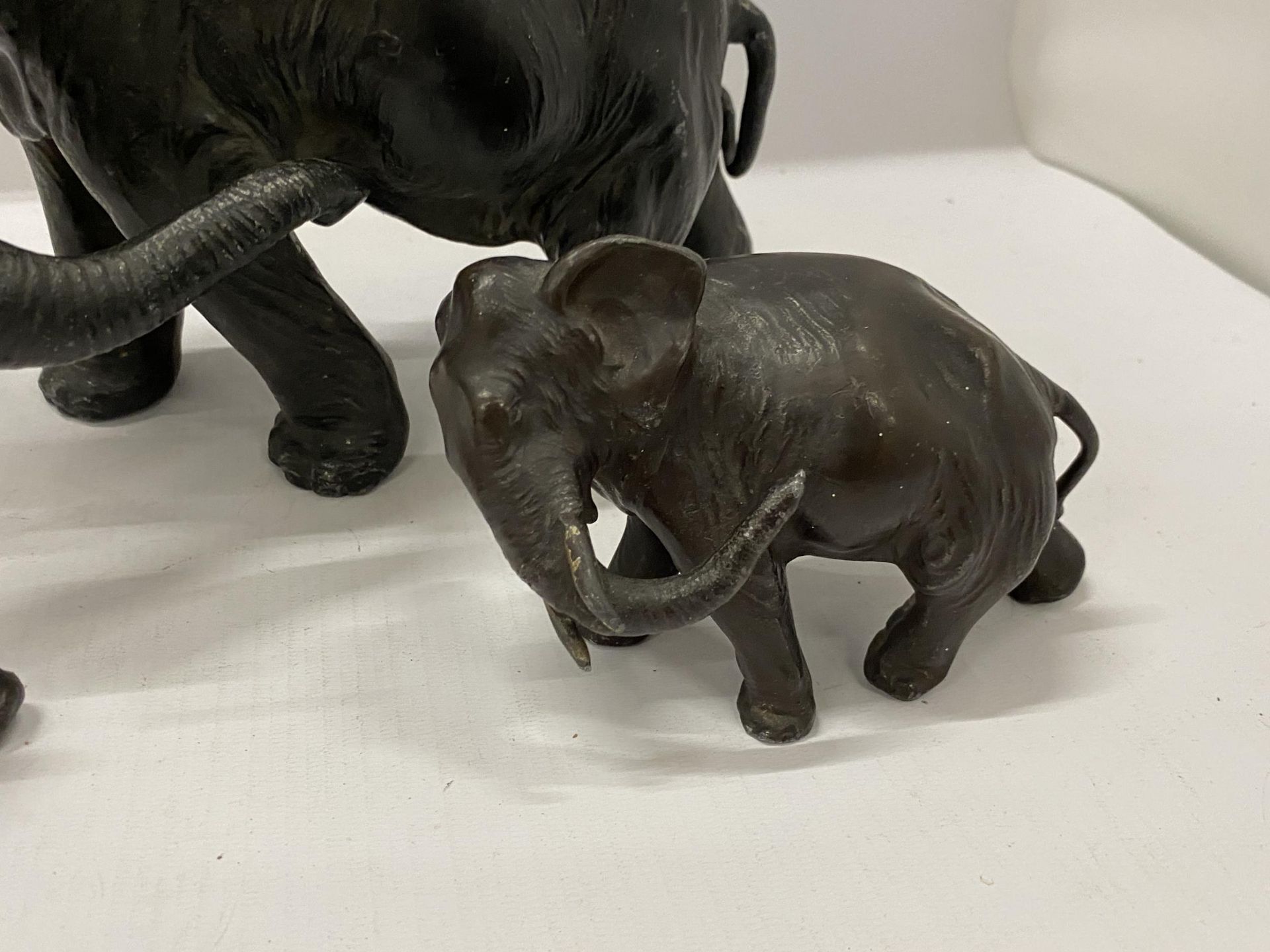 A SET OF THREE VINTAGE SPELTER/LEAD ELEPHANT MODELS, HEIGHT 19CM - Image 4 of 5