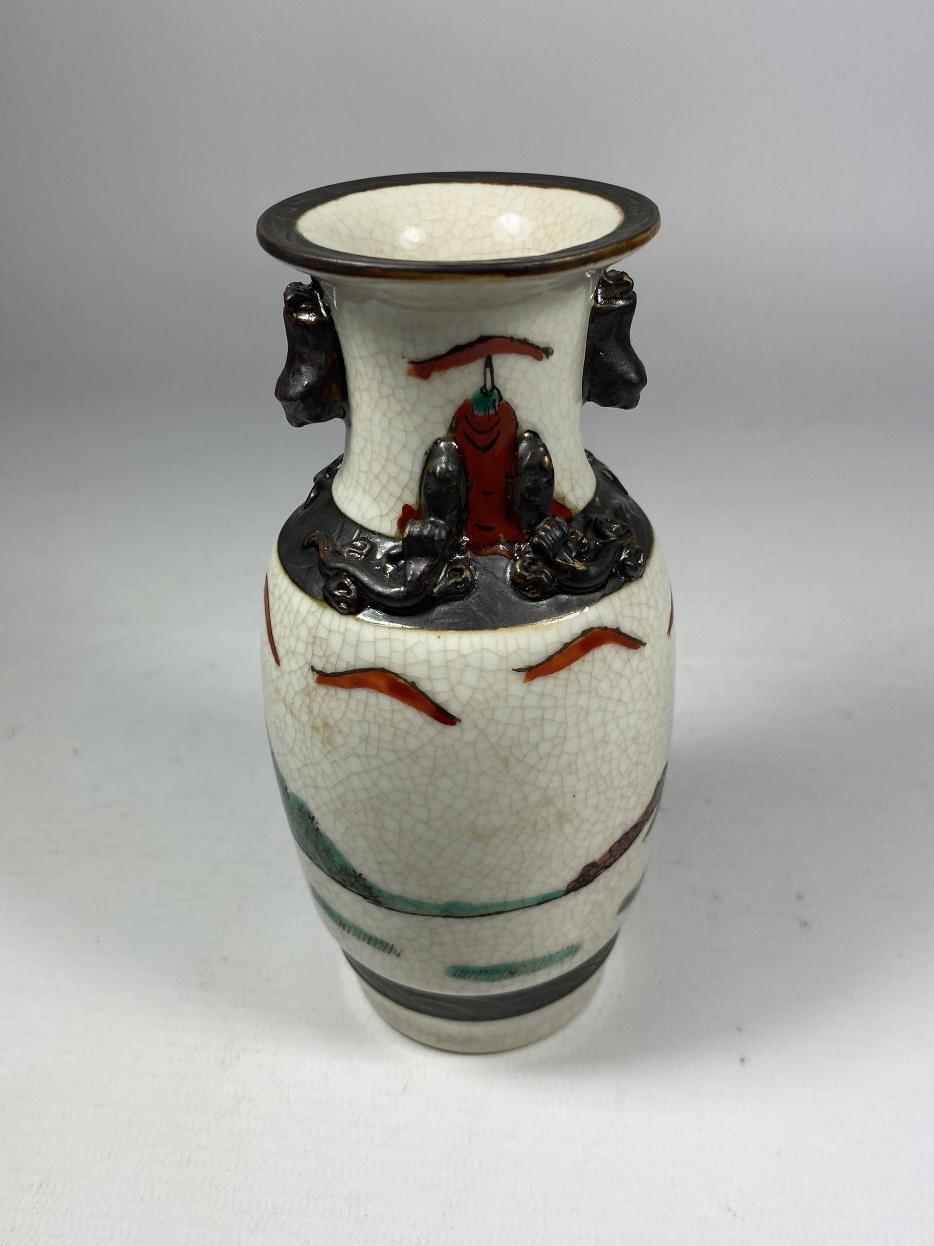 A CHINESE CRACKLE GLAZE VASE WITH WARRIOR DESIGN, SEAL MARK TO BASE, HEIGHT 15CM - Image 3 of 5