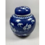 A CHINESE PRUNUS PATTERN GINGER JAR, DOUBLE RING MARK TO BASE, HEIGHT 15CM