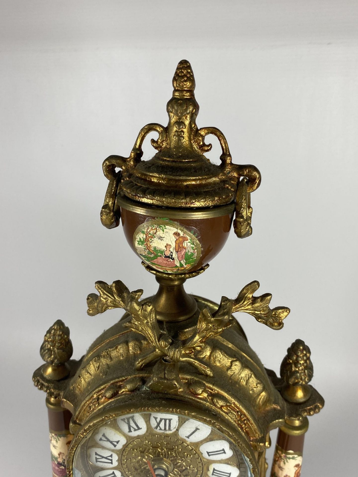 A LIMOGES STYLE DECORATIVE BRASS MANTLE CLOCK, CONVERTED TO BATTERY, HEIGHT 41CM - Image 2 of 6