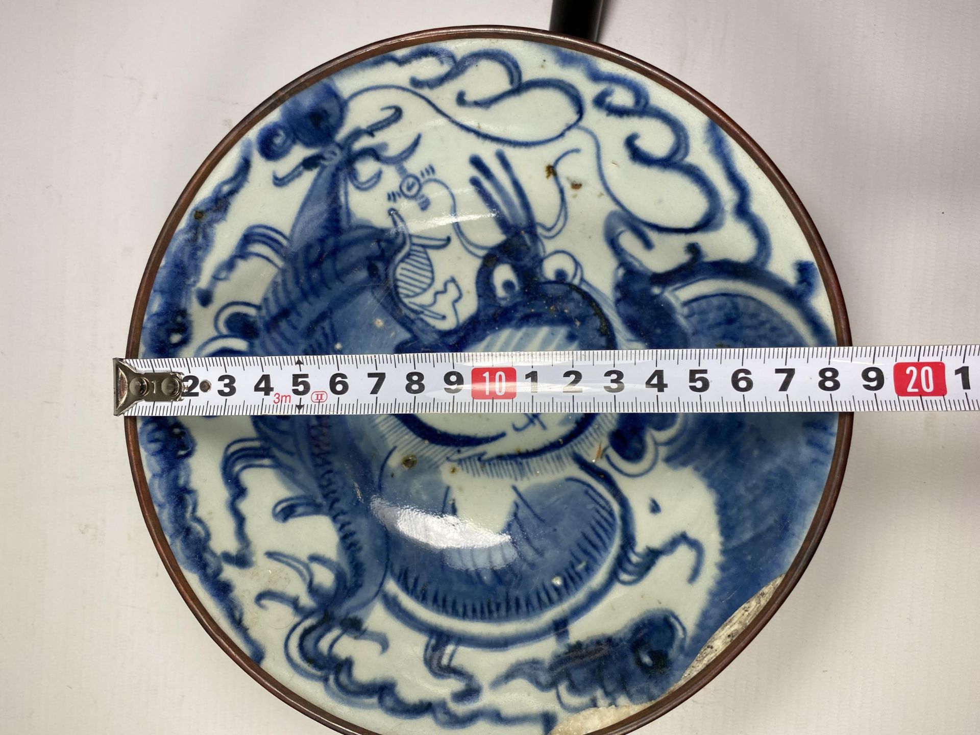 A CHINESE TONGZHI PERIOD 19TH CENTURY BLUE AND WHITE BOWL WITH DRAGON DESIGN, SEAL MARK TO BASE, - Image 9 of 10