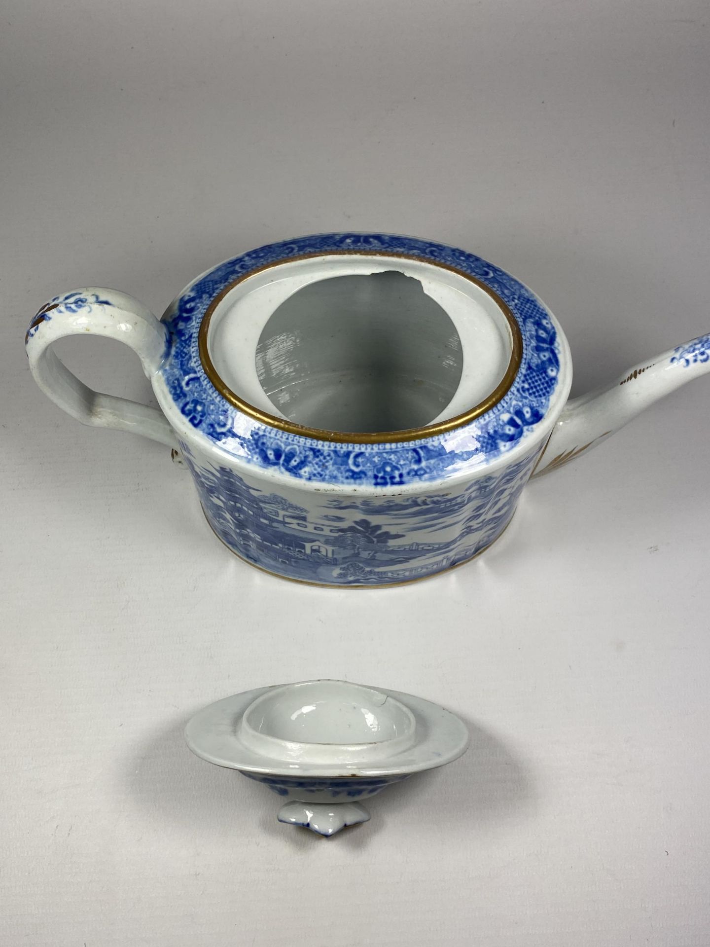 A CHINESE QING BLUE & WHITE EXPORT PORCELAIN TEAPOT WITH PAGODA DESIGN, HEIGHT 15CM - Image 3 of 6
