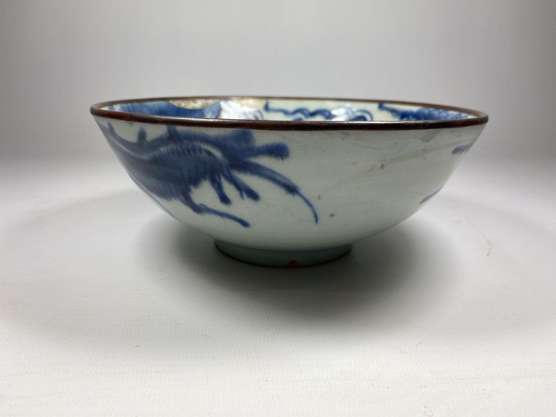 A CHINESE TONGZHI PERIOD 19TH CENTURY BLUE AND WHITE BOWL WITH DRAGON DESIGN, SEAL MARK TO BASE, - Image 2 of 10