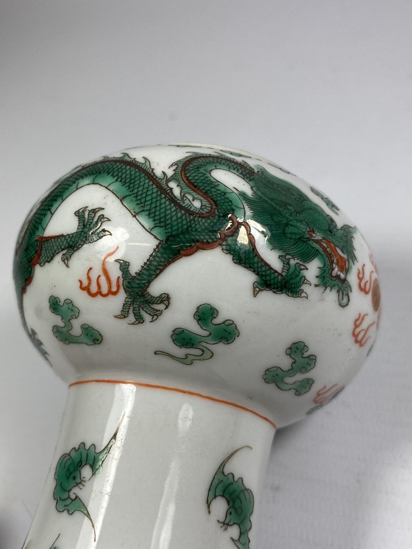 A CHINESE FAMILLE VERTE STEM CUP / VASE WITH DRAGON CHASING FLAMING PEARL DESIGN, SIX CHARACTER MARK - Image 3 of 4