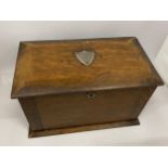 A VINTAGE OAK FOLD OUT WRITING SLOPE BOX WITH BLACK LEATHER INTERIOR, 20 X 33 X 19CM