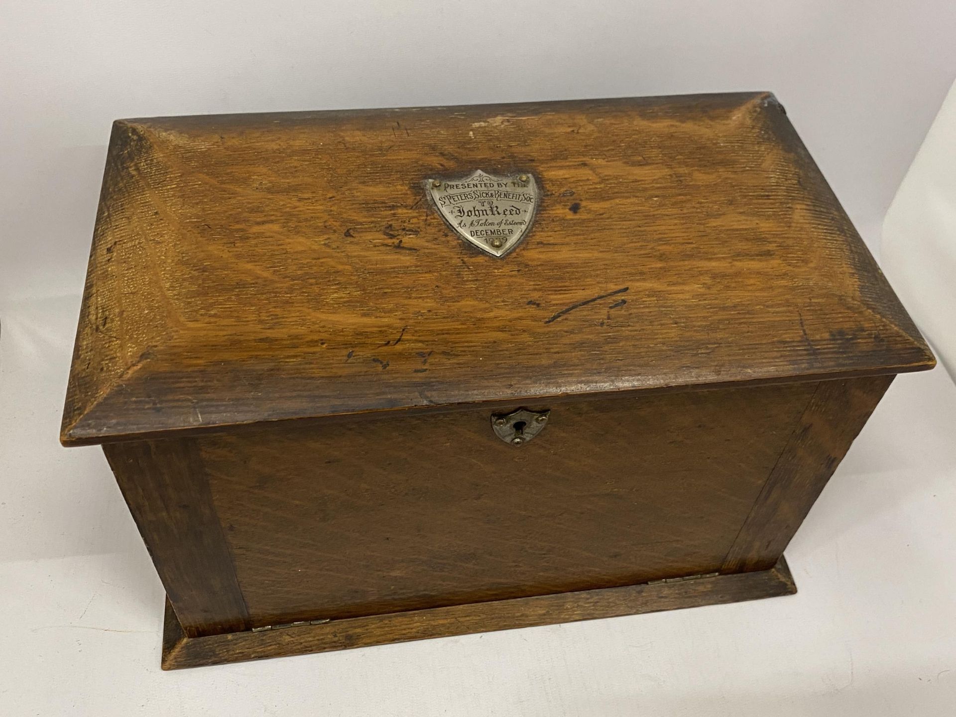 A VINTAGE OAK FOLD OUT WRITING SLOPE BOX WITH BLACK LEATHER INTERIOR, 20 X 33 X 19CM
