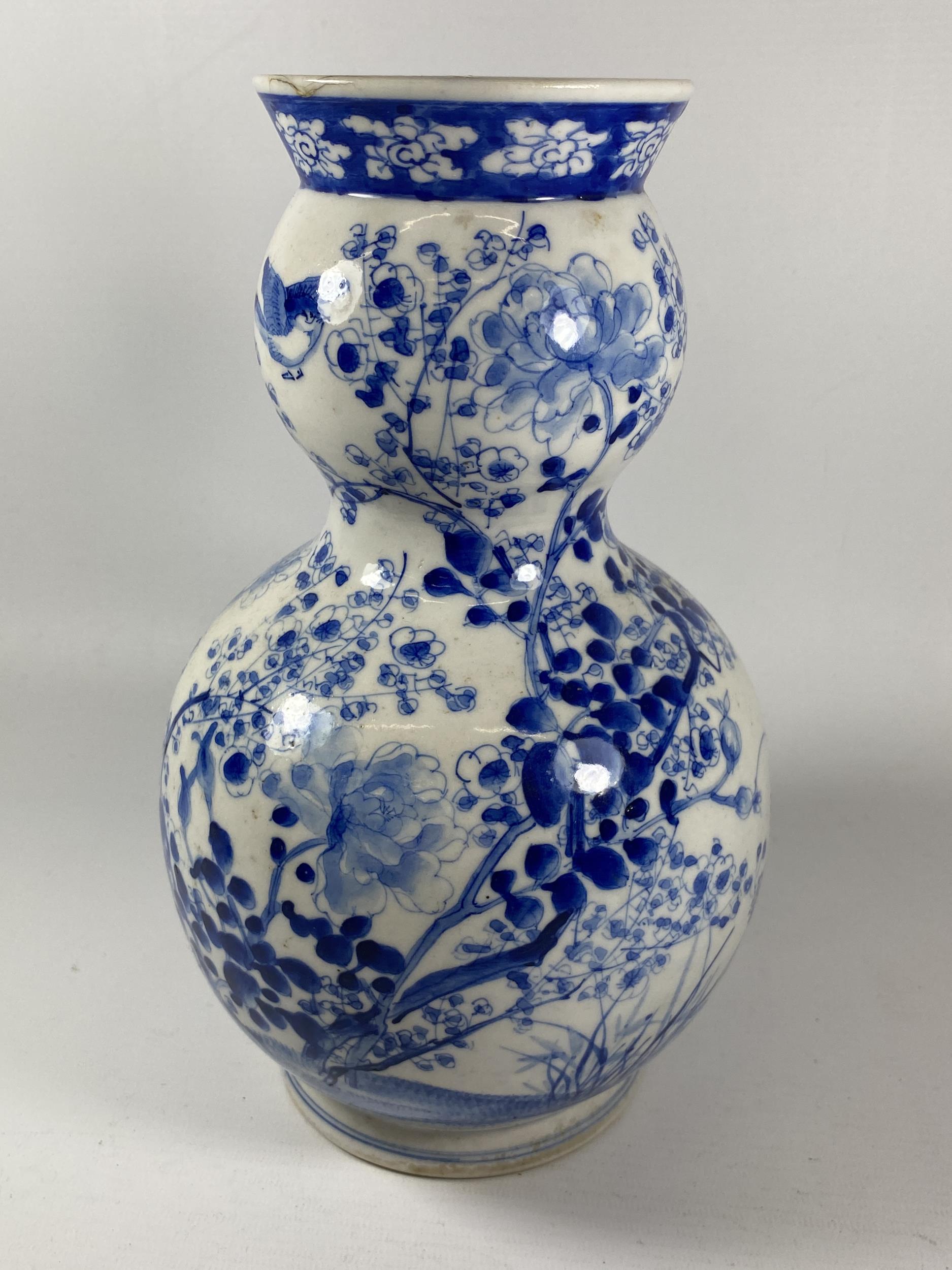 A JAPANESE MEIJI PERIOD (1868-1912) BLUE AND WHITE DOUBLE GOURD VASE, HEIGHT 26CM - Image 3 of 5