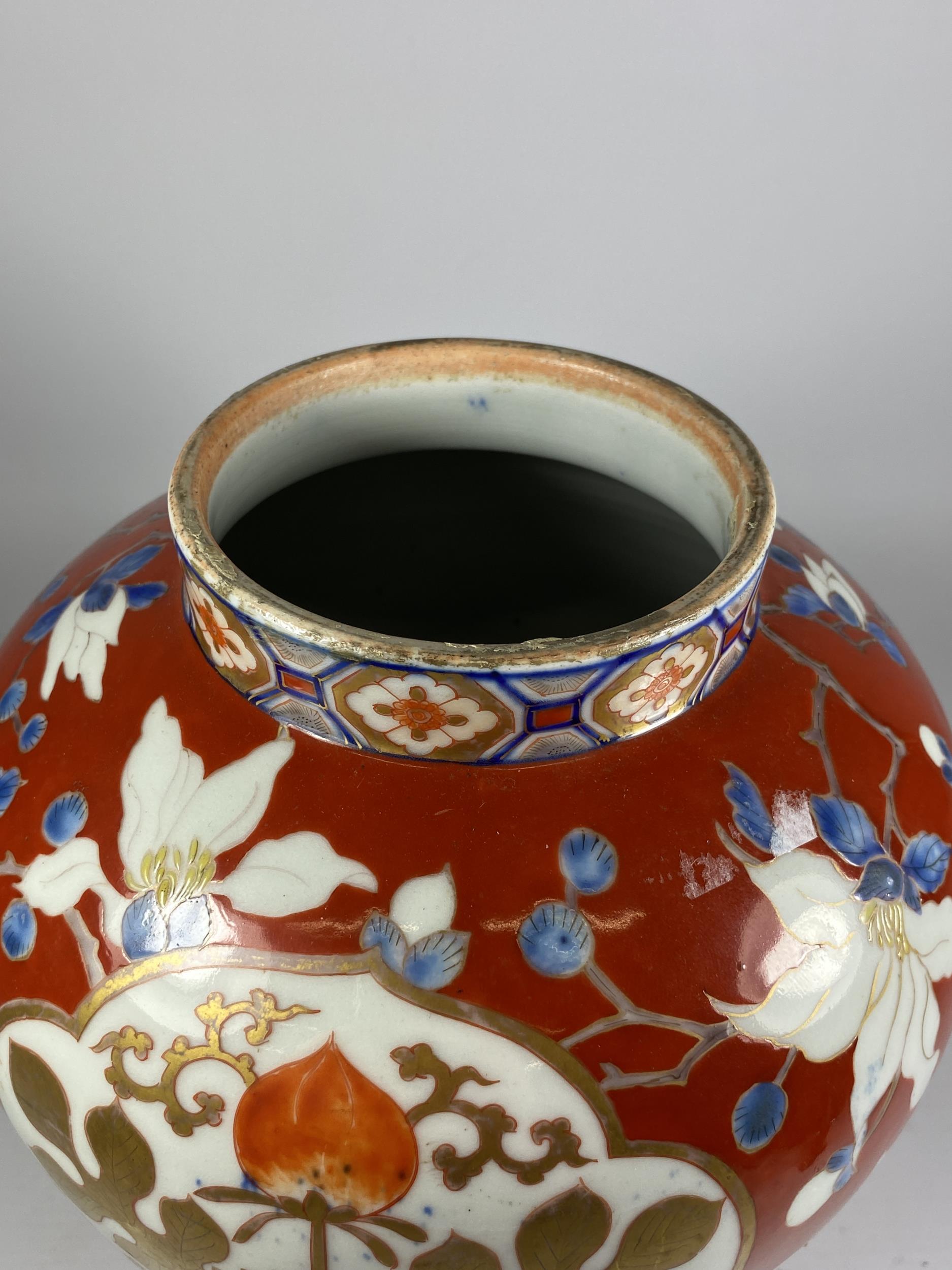 A LARGE JAPANESE MEIJI PERIOD (1868-1912) OVOID FORM WITH RED ENAMEL AND FLORAL DESIGN, HEIGHT 24CM - Image 4 of 6