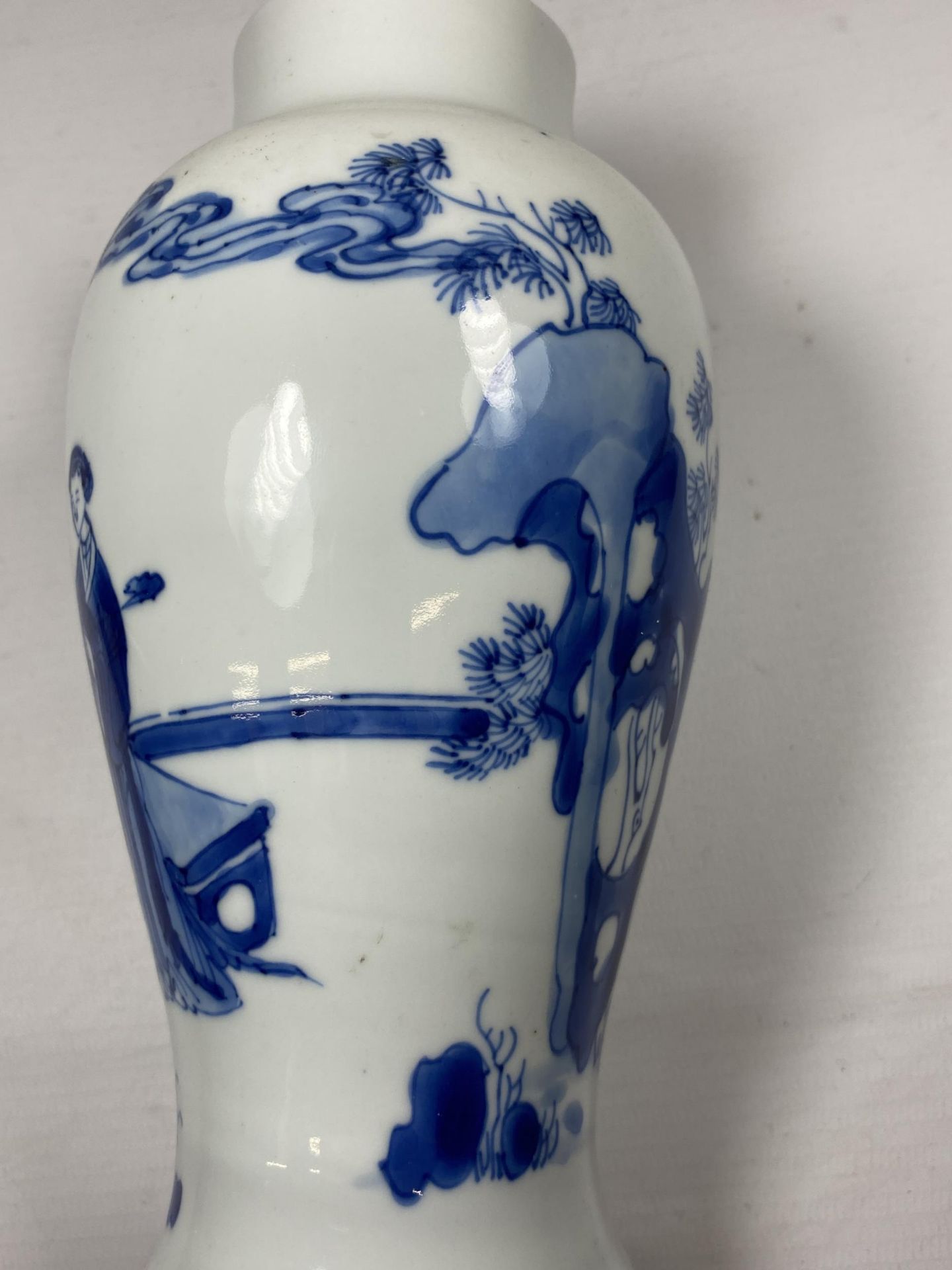 A CHINESE KANGXI PERIOD (1661-1722) BLUE AND WHITE PORCELAIN BALUSTER FORM VASE DEPICTING FIGURES IN - Image 3 of 8