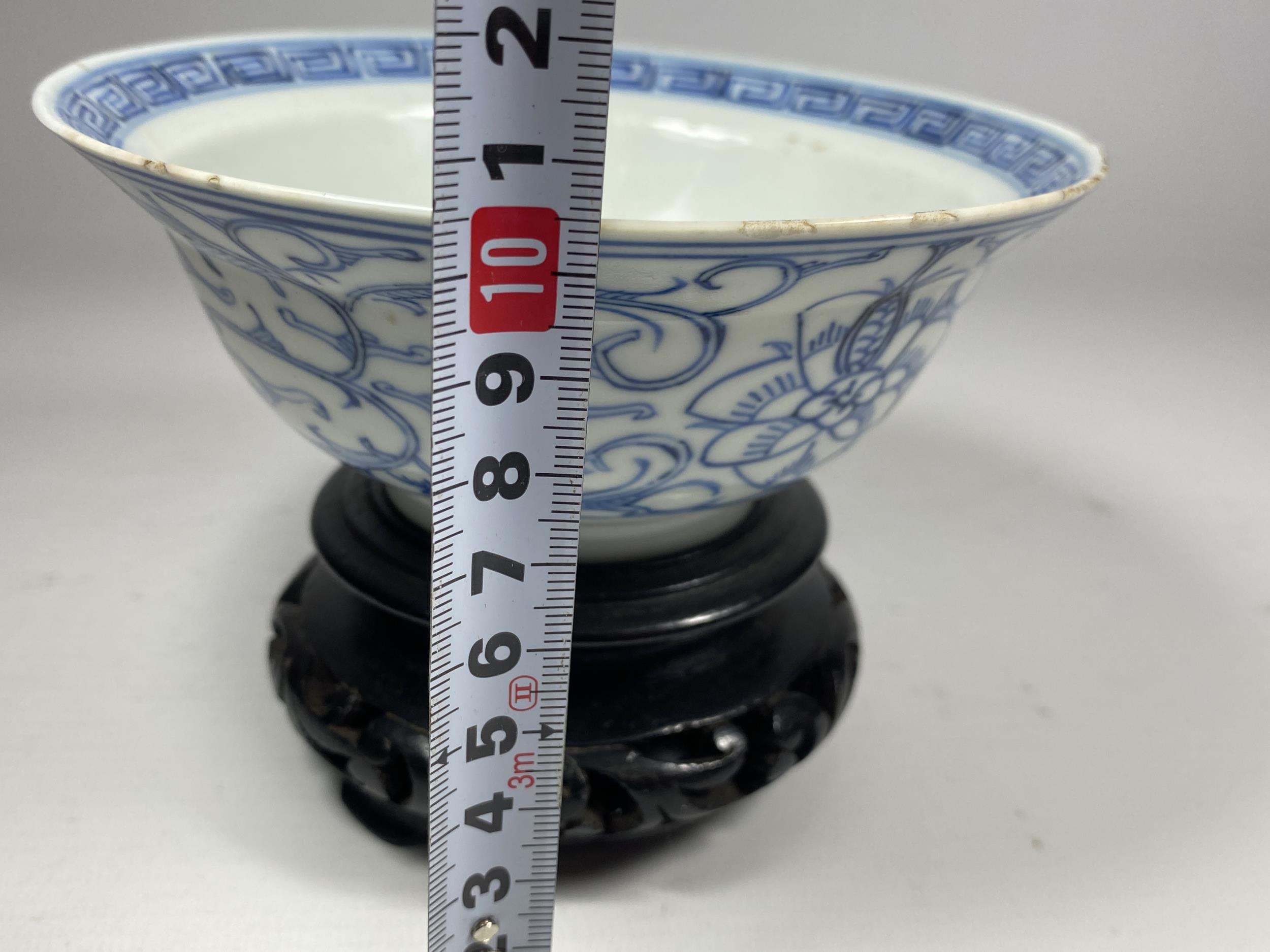 A MID-LATE 19TH CENTURY CHINESE QING TONGZHI PERIOD (1862-1874) BLUE & WHITE PORCELAIN BOWL ON - Image 8 of 8