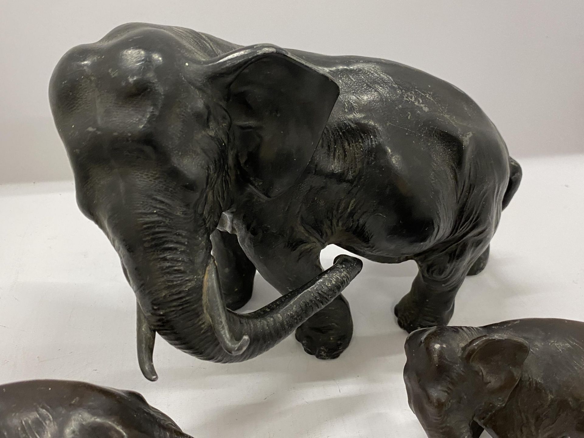 A SET OF THREE VINTAGE SPELTER/LEAD ELEPHANT MODELS, HEIGHT 19CM - Image 2 of 5