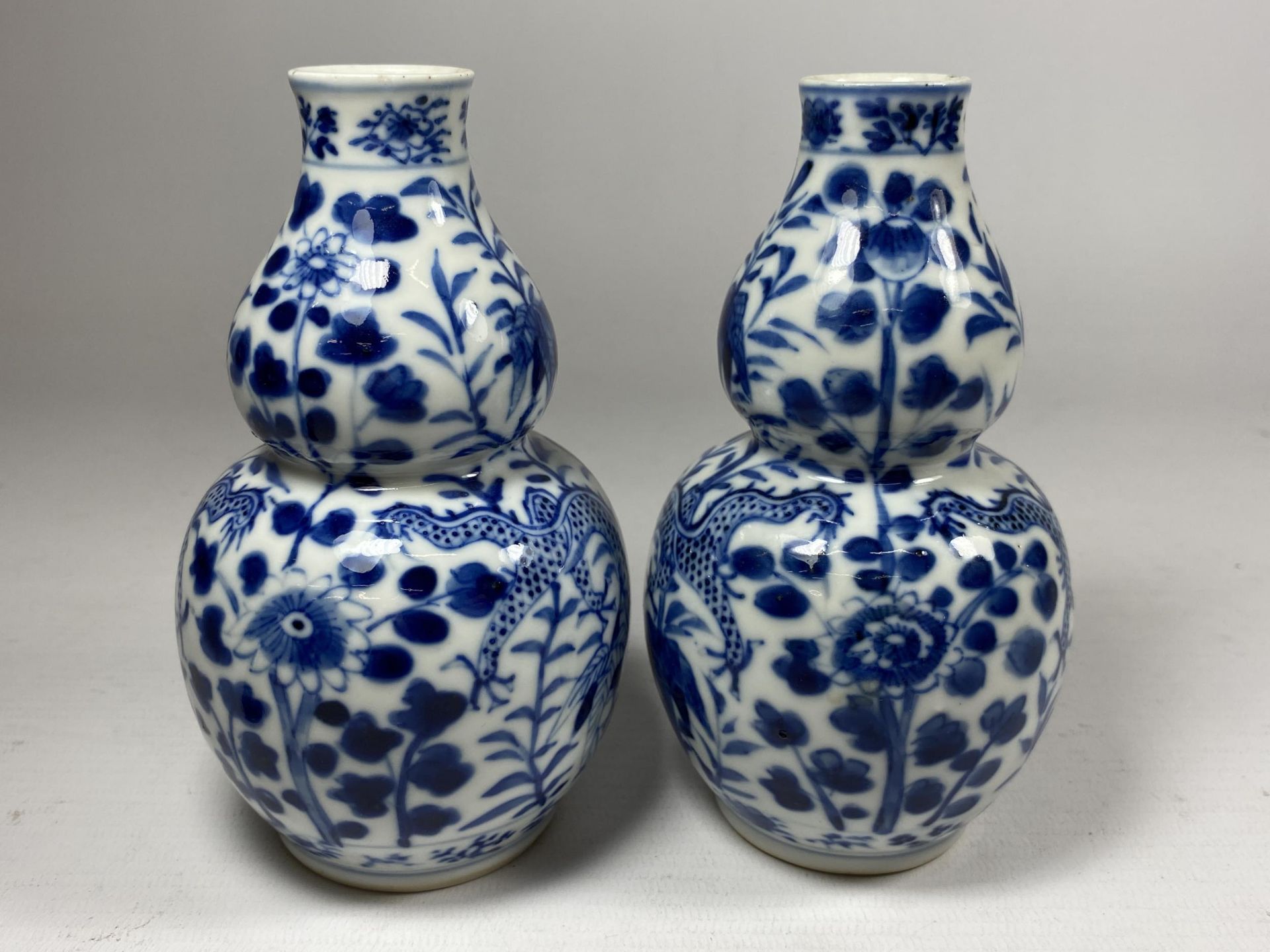 A PAIR OF QING 19TH CENTURY CHINESE BLUE AND WHITE KANGXI STYLE DOUBLE GOURD VASES, FOUR CHARACTER - Image 5 of 9