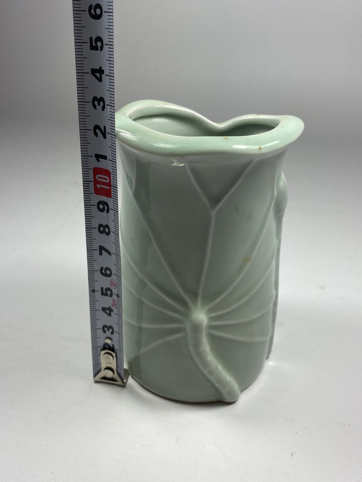 A CHINESE CELADON PORCELAIN VASE WITH STEM DESIGN, UNMARKED TO BASE, HEIGHT 12.5CM - Image 4 of 4