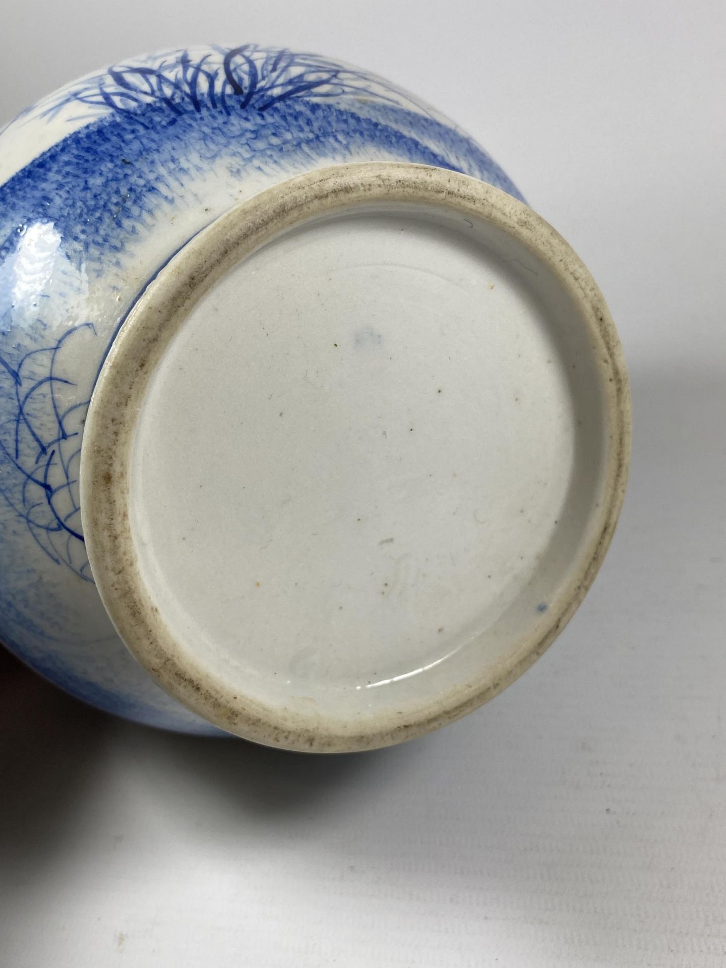 A JAPANESE MEIJI PERIOD (1868-1912) BLUE AND WHITE DOUBLE GOURD VASE, HEIGHT 26CM - Image 5 of 5