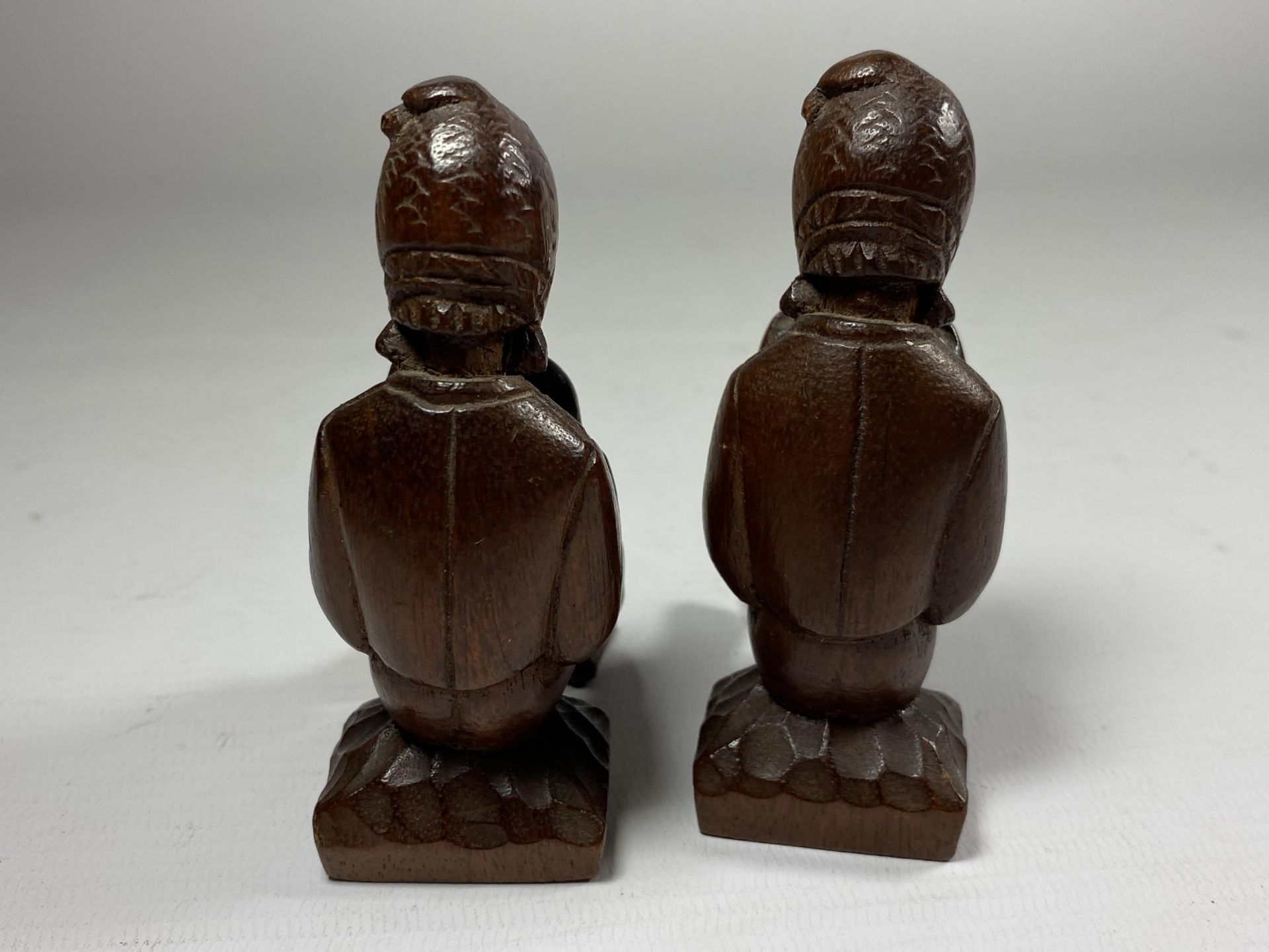 A PAIR OF MINIATURE TRIBAL CARVED WOODEN FIGURES, HEIGHT 9CM - Image 2 of 4