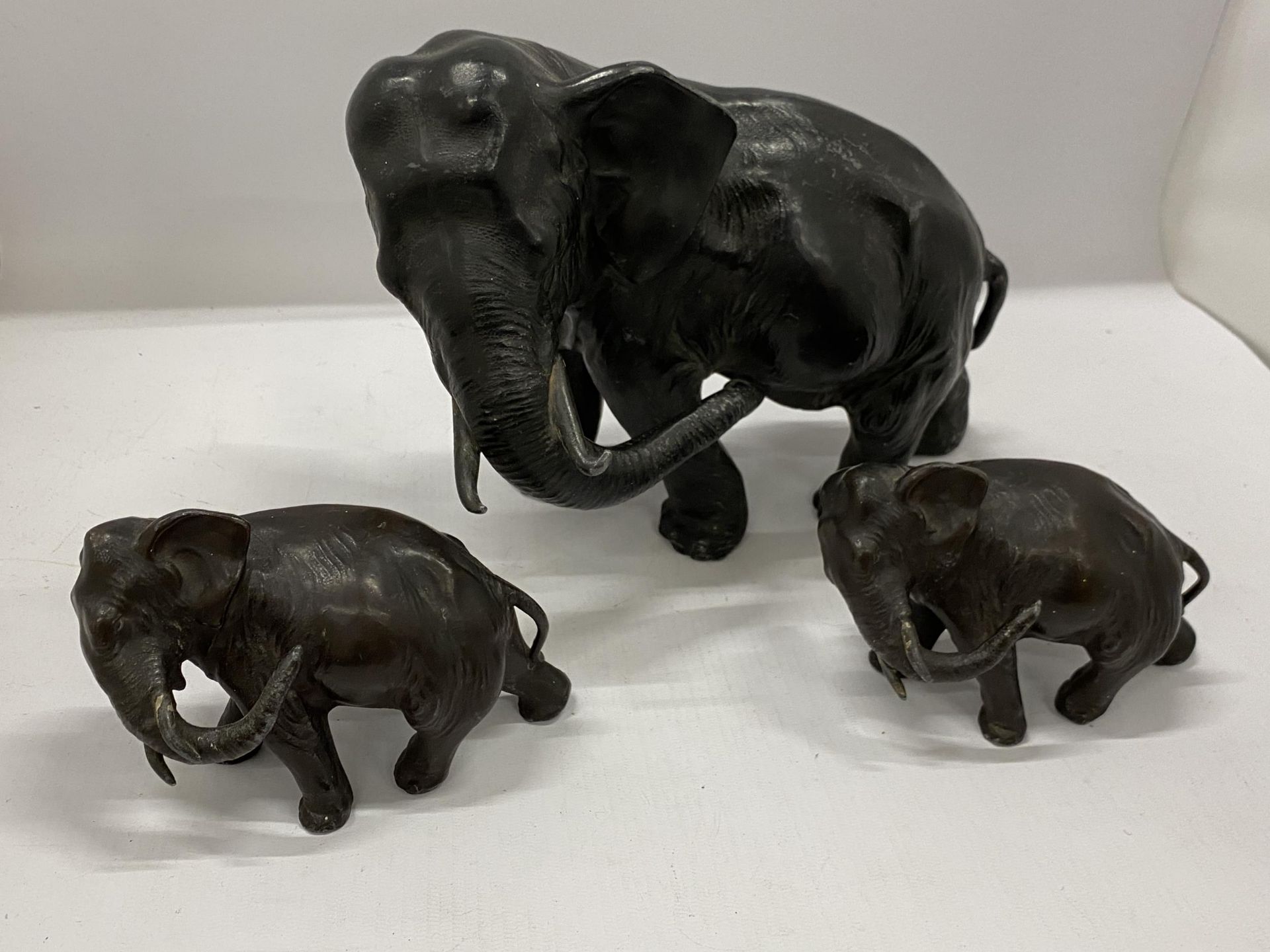 A SET OF THREE VINTAGE SPELTER/LEAD ELEPHANT MODELS, HEIGHT 19CM