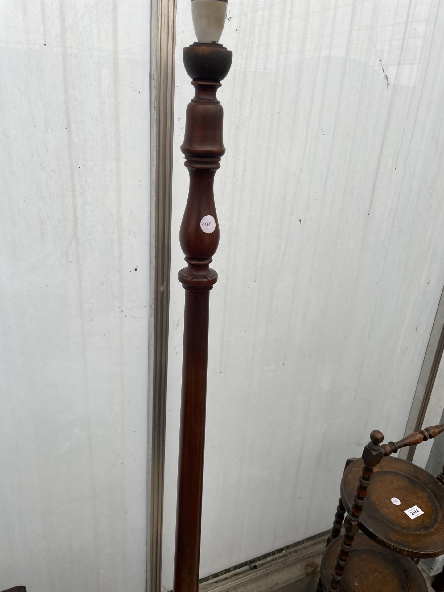 AN EARLY 20TH CENTURY MAHOGANY STANDARD LAMP WITH TURNED COLUMN - Image 2 of 3