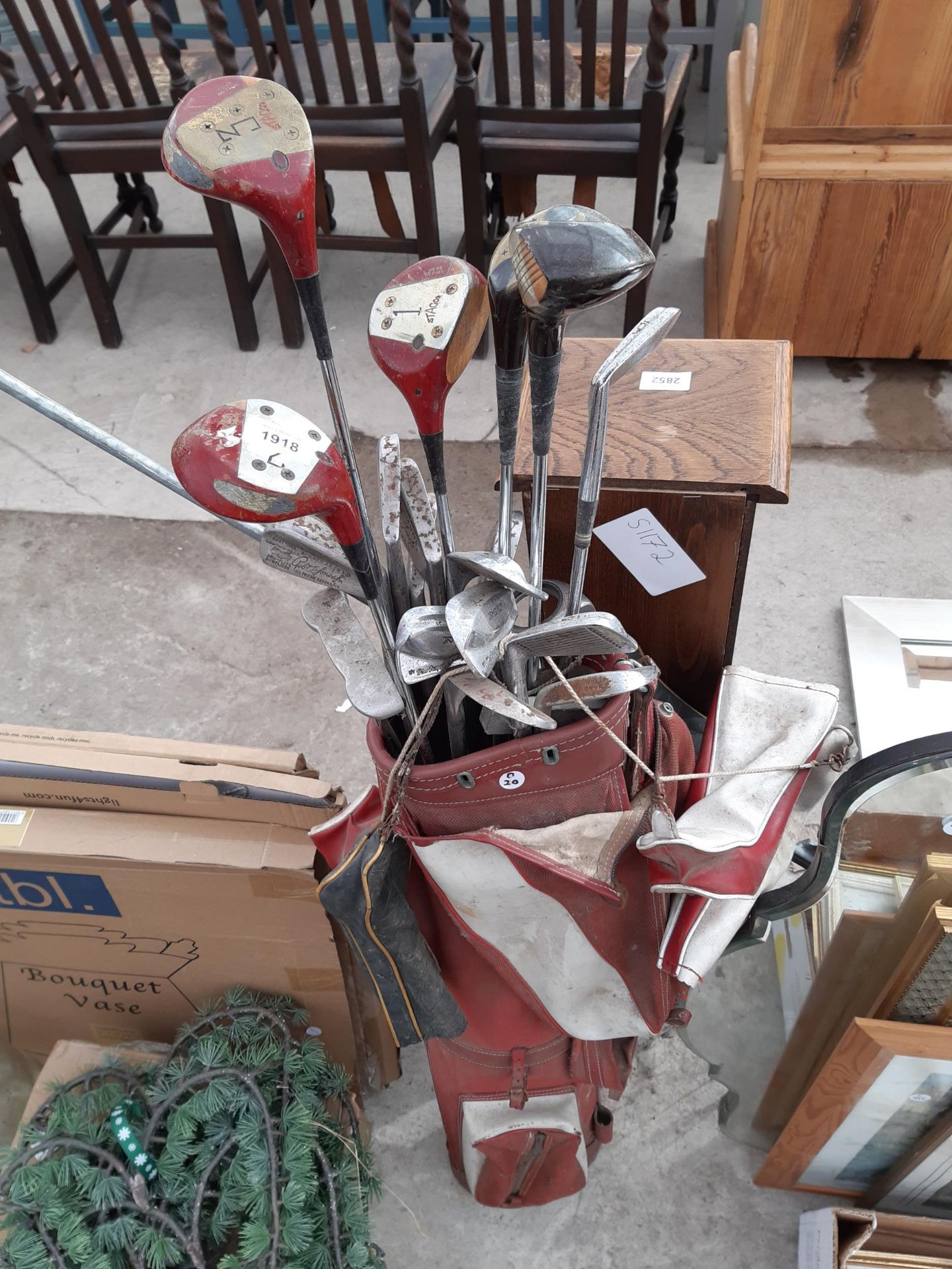 A VINTAGE GOLF BAG AND AN ASSORTMENT OF VINTAGE GOLF CLUBS ETC