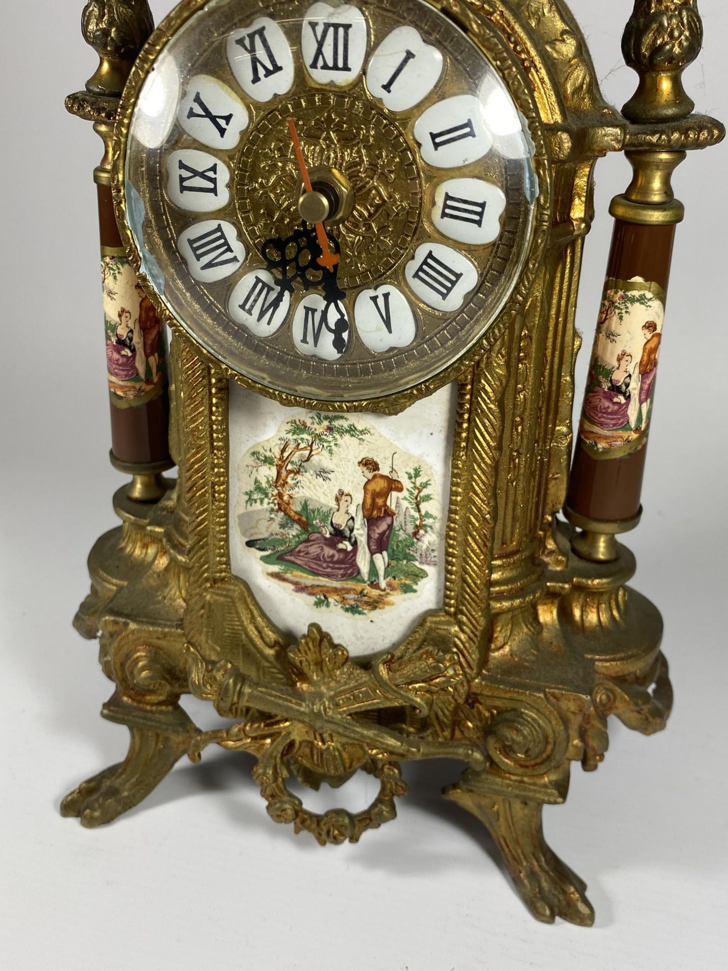 A LIMOGES STYLE DECORATIVE BRASS MANTLE CLOCK, CONVERTED TO BATTERY, HEIGHT 41CM - Bild 3 aus 6