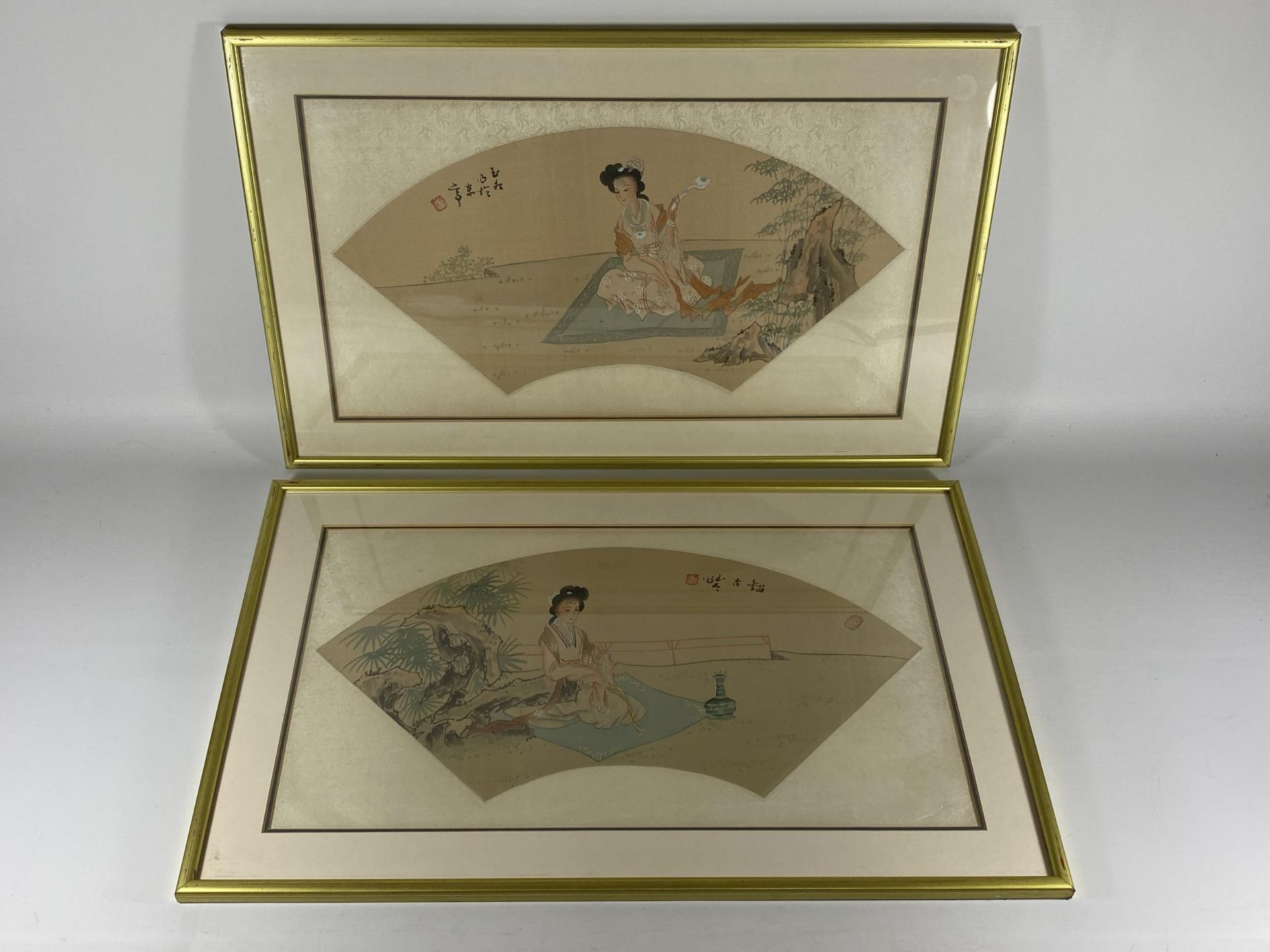 A PAIR OF GILT FRAMED CHINESE SILK FAN PICTURES, 55 X 35CM