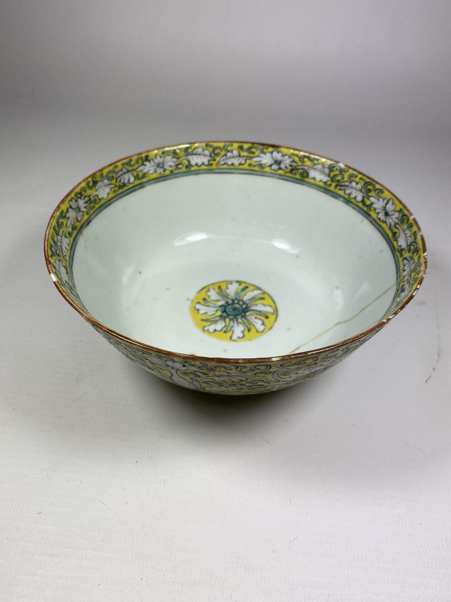 A 19TH CENTURY CHINESE EXPORT FAMILLE JAUNE PORCELAIN BOWL WITH ENAMELLED FLORAL DESIGN, UNMARKED TO - Image 4 of 9