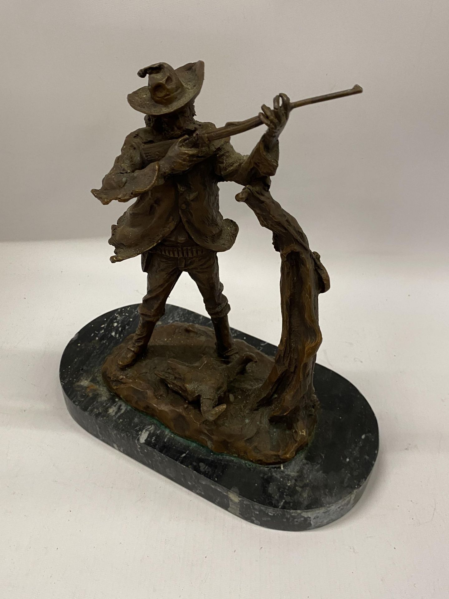A BRONZE MODEL OF A HUNTING STATUE, SIGNED G.M RUSSEL, HEIGHT 31CM