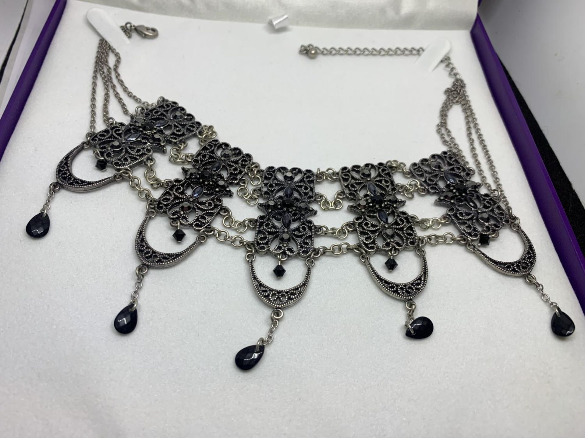 AN ART DECO NECKLACE IN A PRESENTATION BOX - Image 2 of 2