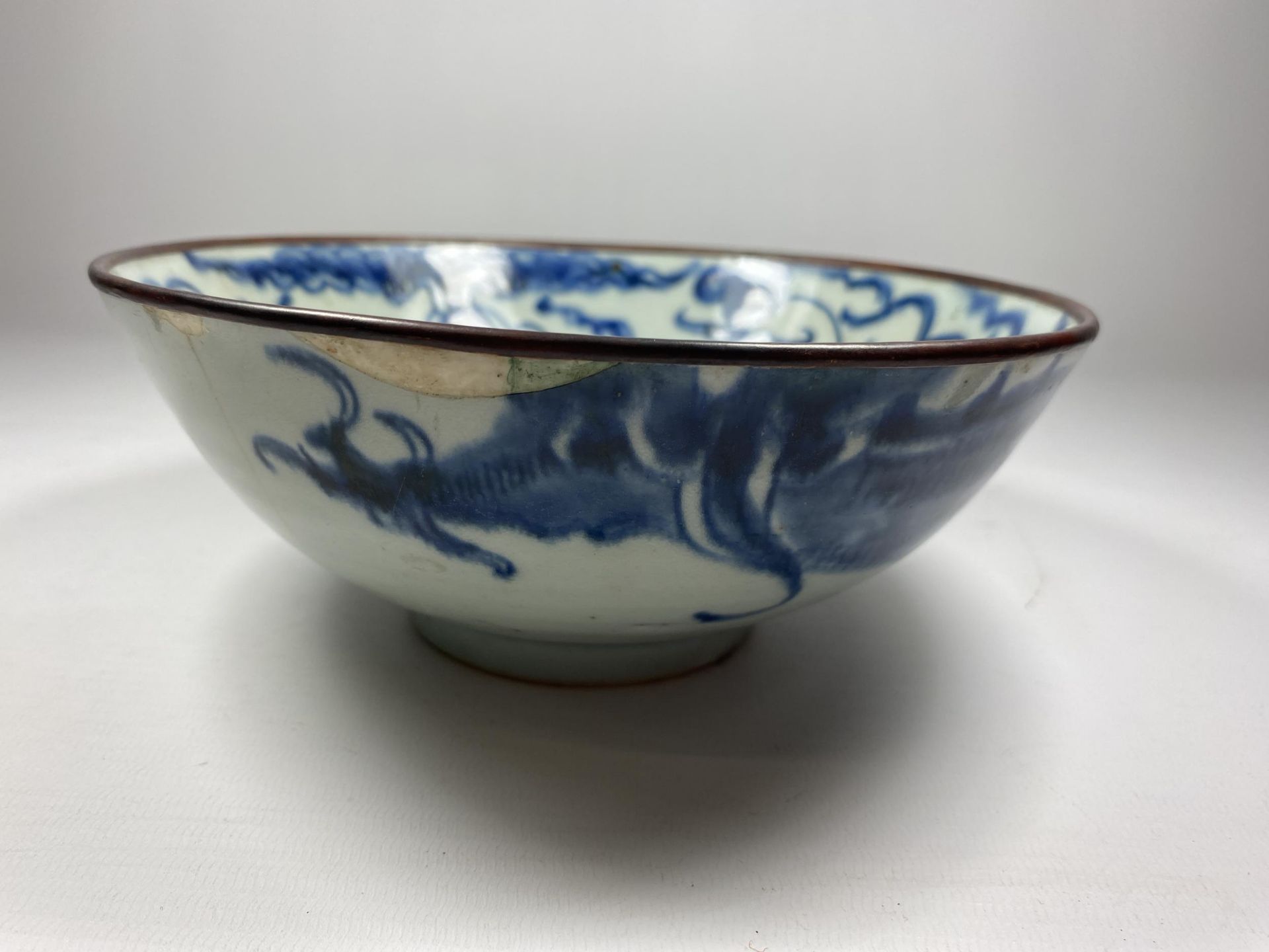 A CHINESE TONGZHI PERIOD 19TH CENTURY BLUE AND WHITE BOWL WITH DRAGON DESIGN, SEAL MARK TO BASE, - Image 5 of 10