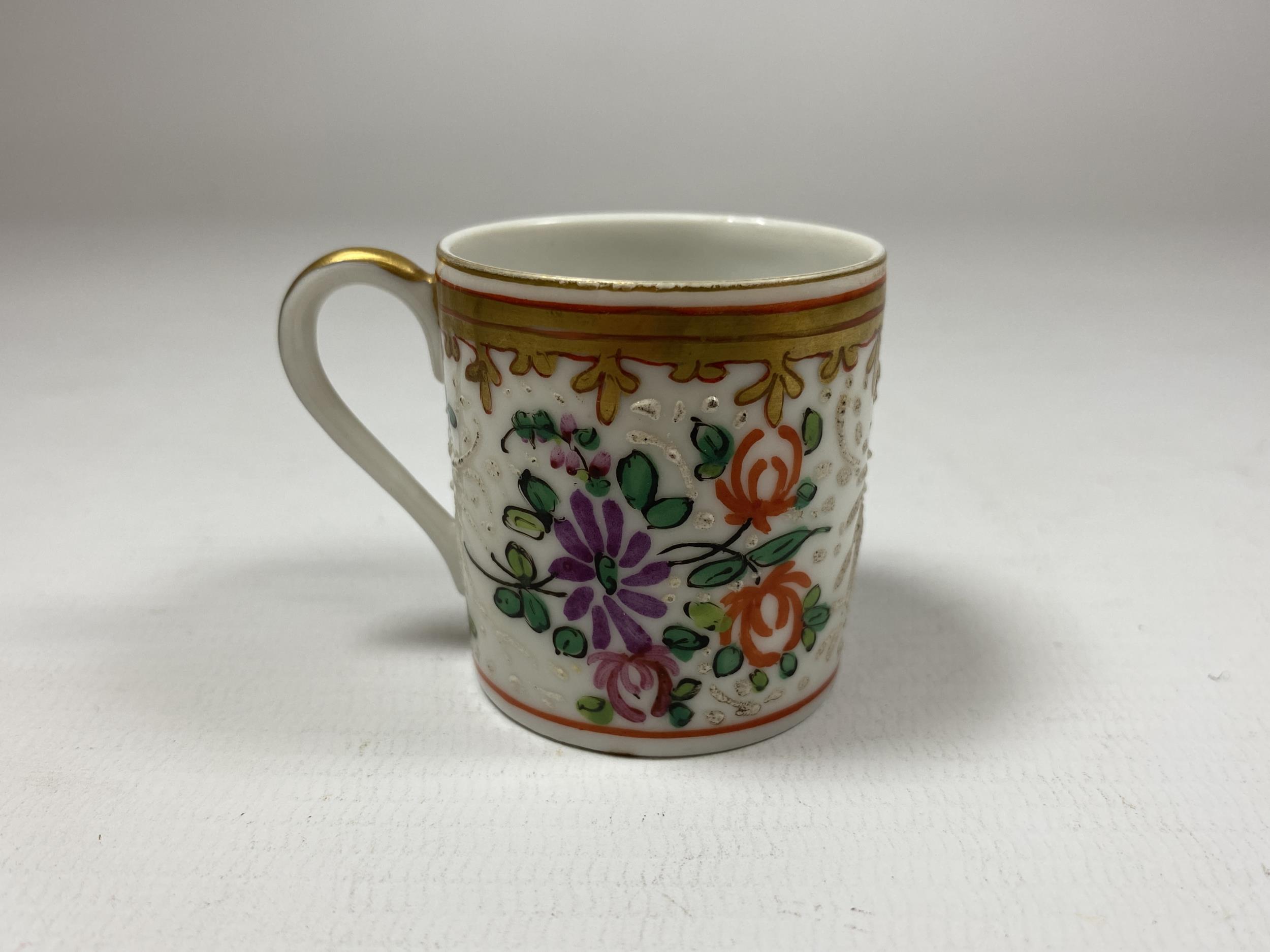A MINIATURE 19TH CENTURY CHINESE EXPORT PORCELAIN TANKARD, HEIGHT 4CM