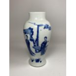 A CHINESE KANGXI PERIOD (1661-1722) BLUE AND WHITE PORCELAIN BALUSTER FORM VASE DEPICTING FIGURES IN