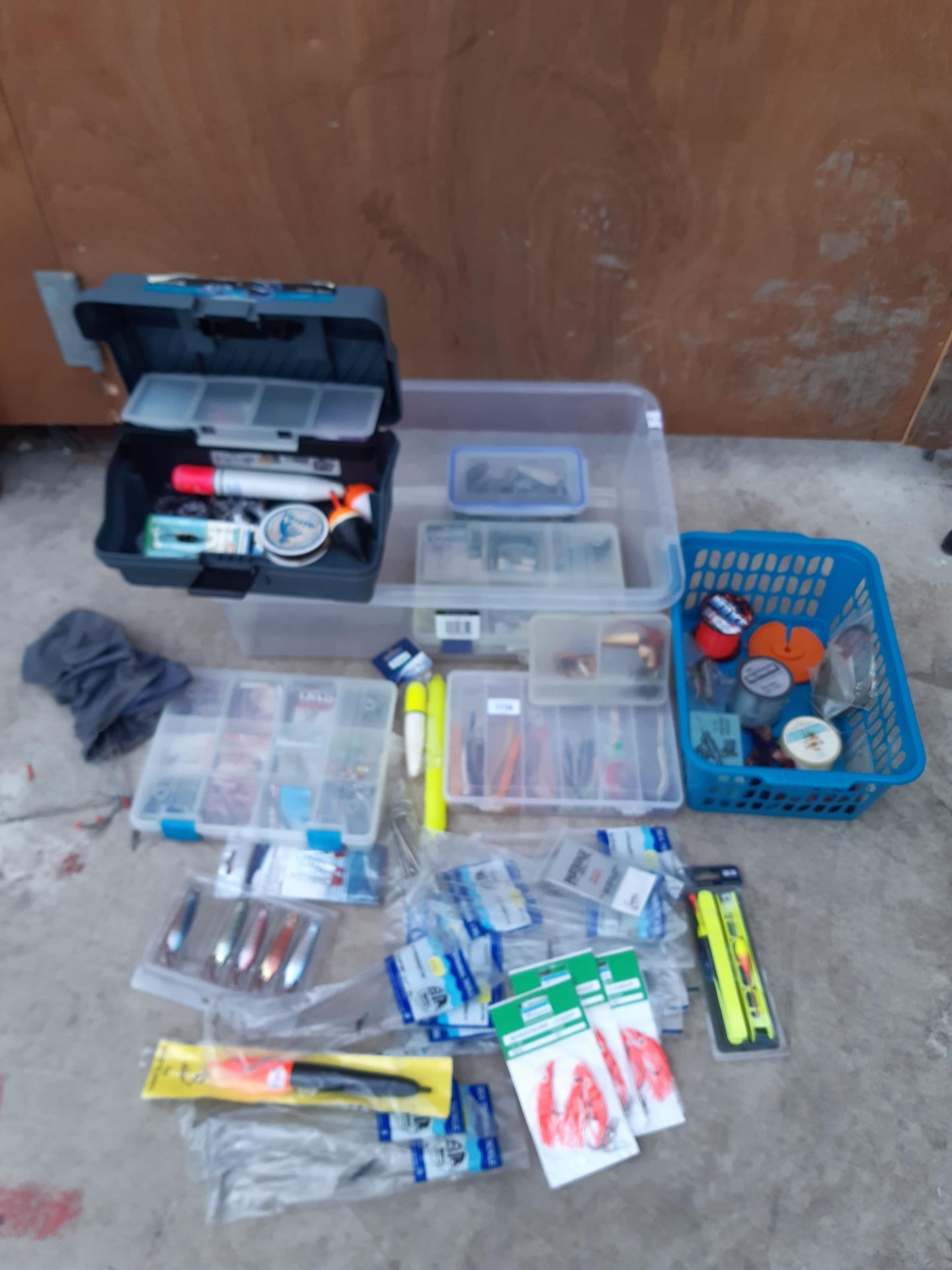 A LARGE QUANTITY OF SEA FISHING EQUIPMENT TO INCLUDE LURES, WEIGHTS AND HOOKS ETC