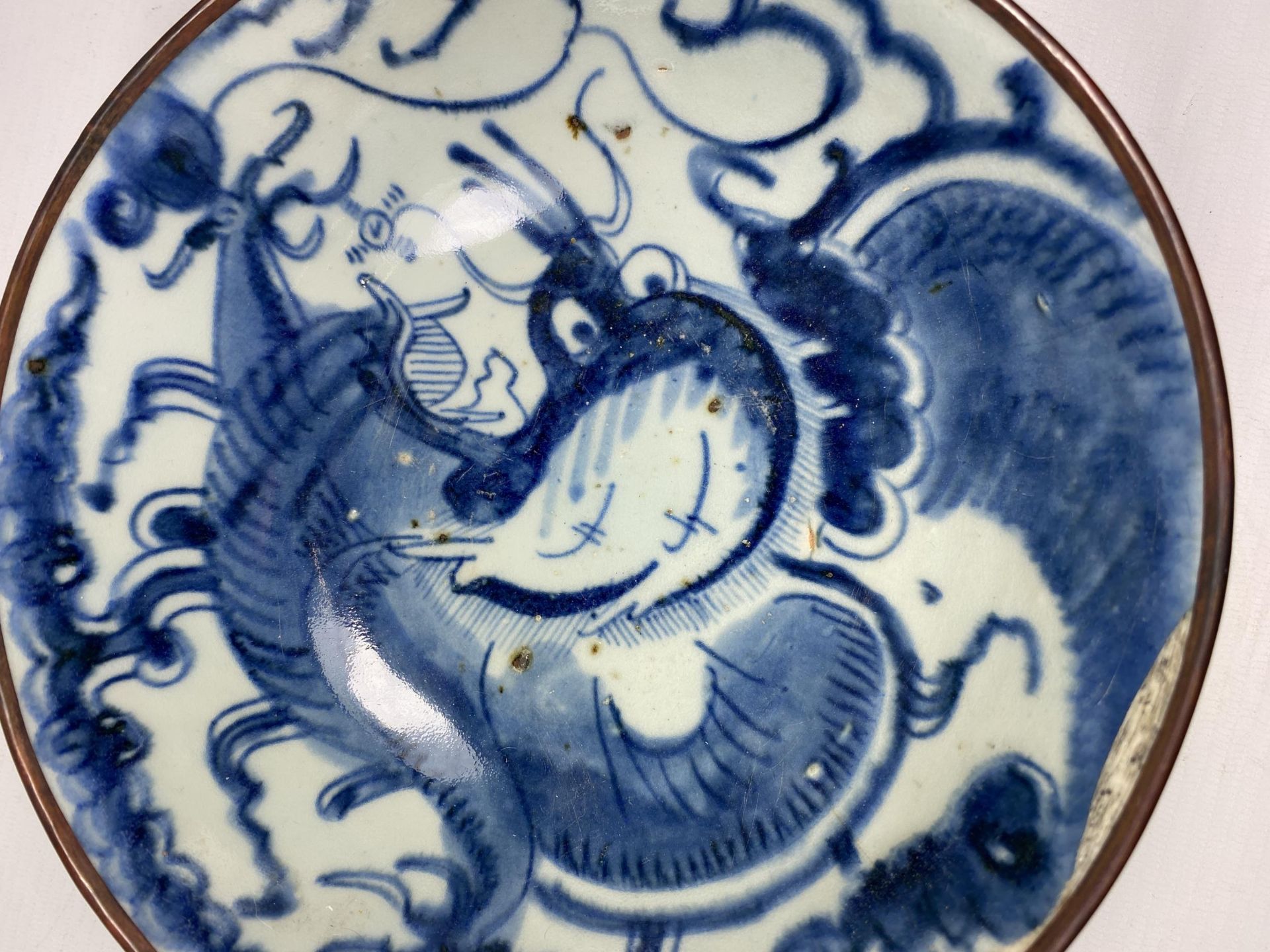 A CHINESE TONGZHI PERIOD 19TH CENTURY BLUE AND WHITE BOWL WITH DRAGON DESIGN, SEAL MARK TO BASE, - Image 4 of 10