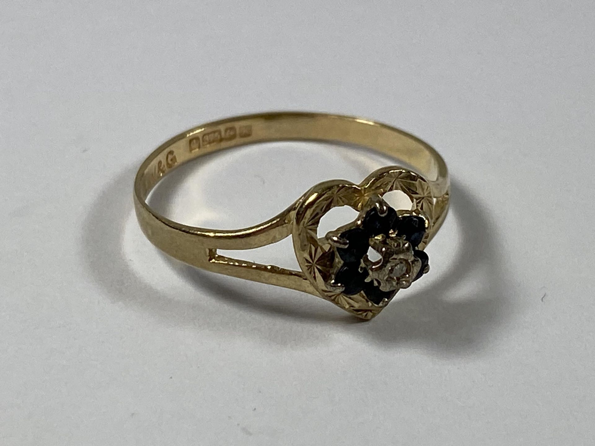 A 9CT GOLD DIAMOND AND SAPPHIRE HEART SHAPED RING, WEIGHT 1.3G