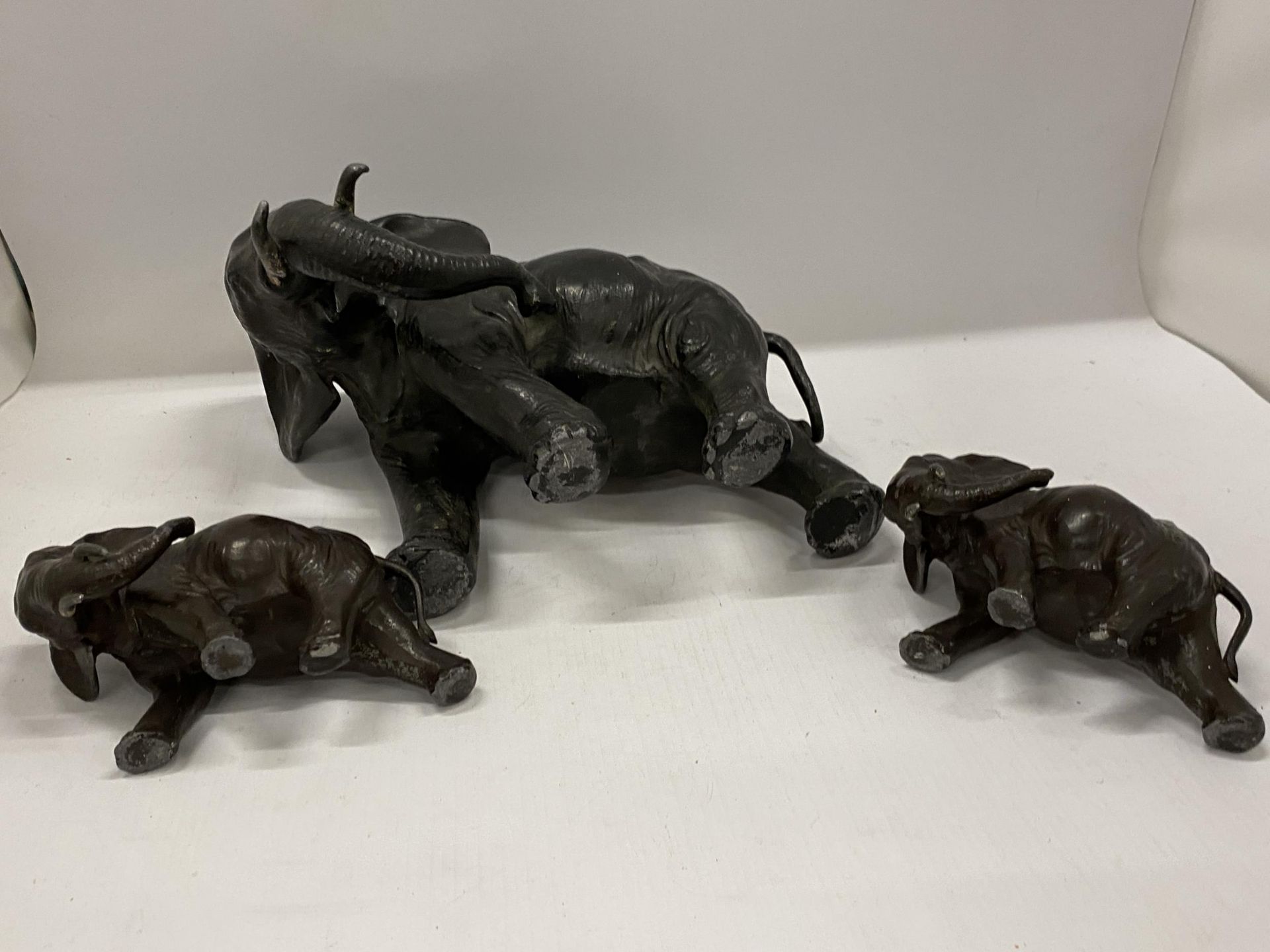 A SET OF THREE VINTAGE SPELTER/LEAD ELEPHANT MODELS, HEIGHT 19CM - Image 5 of 5